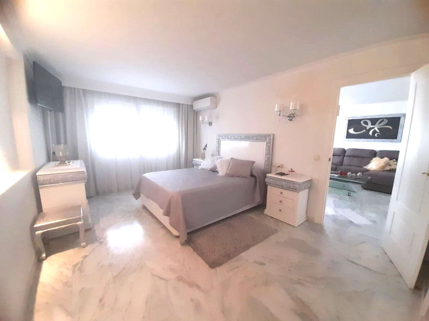 SE ALQUILA desde 01.09.26-31.12..26 bonito apartamento con vistas al mar EN 1ª LINEA DE PLAYA EN BENALMADENA