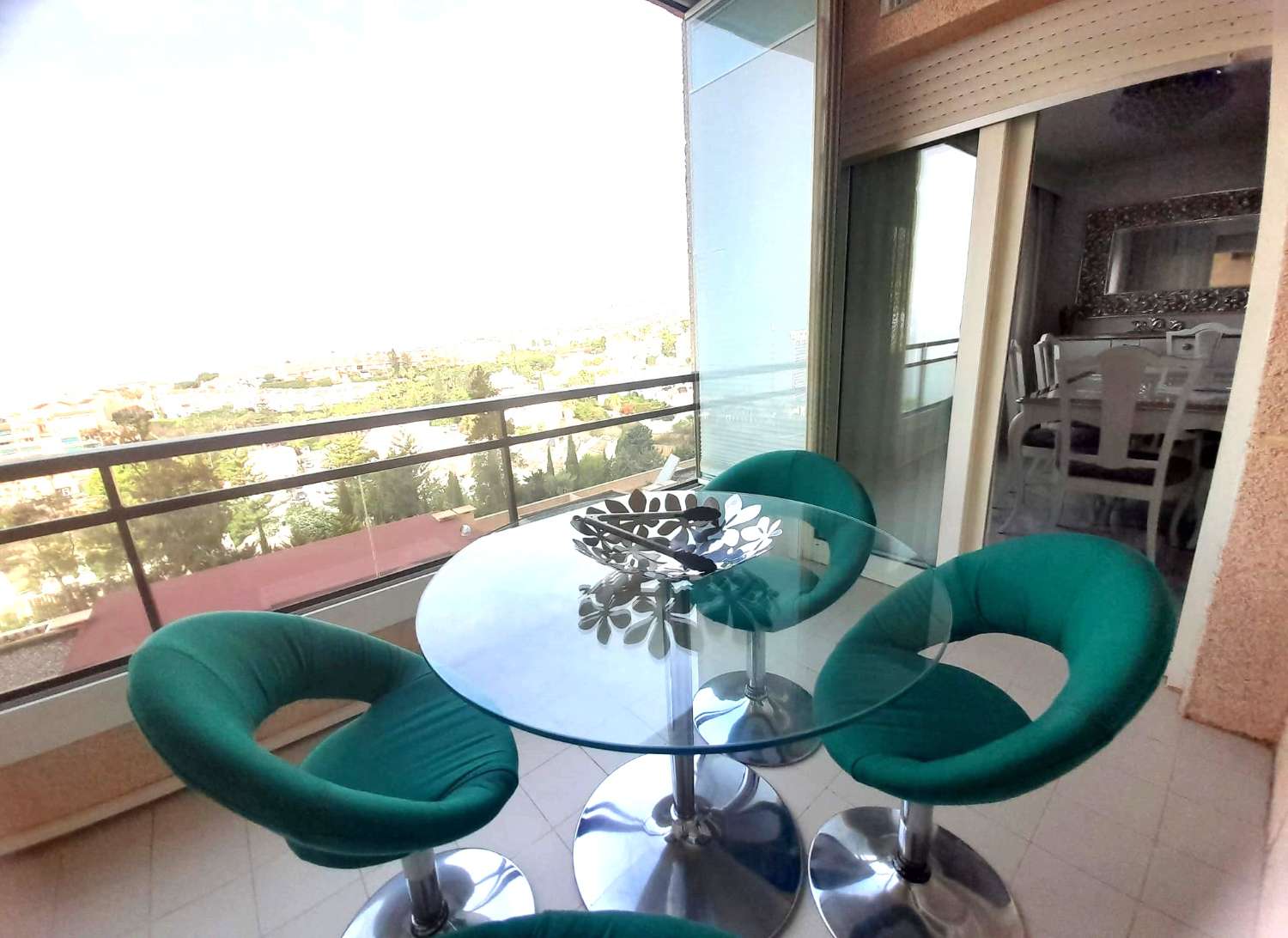 SE ALQUILA desde 01.09.26-31.12..26 bonito apartamento con vistas al mar EN 1ª LINEA DE PLAYA EN BENALMADENA