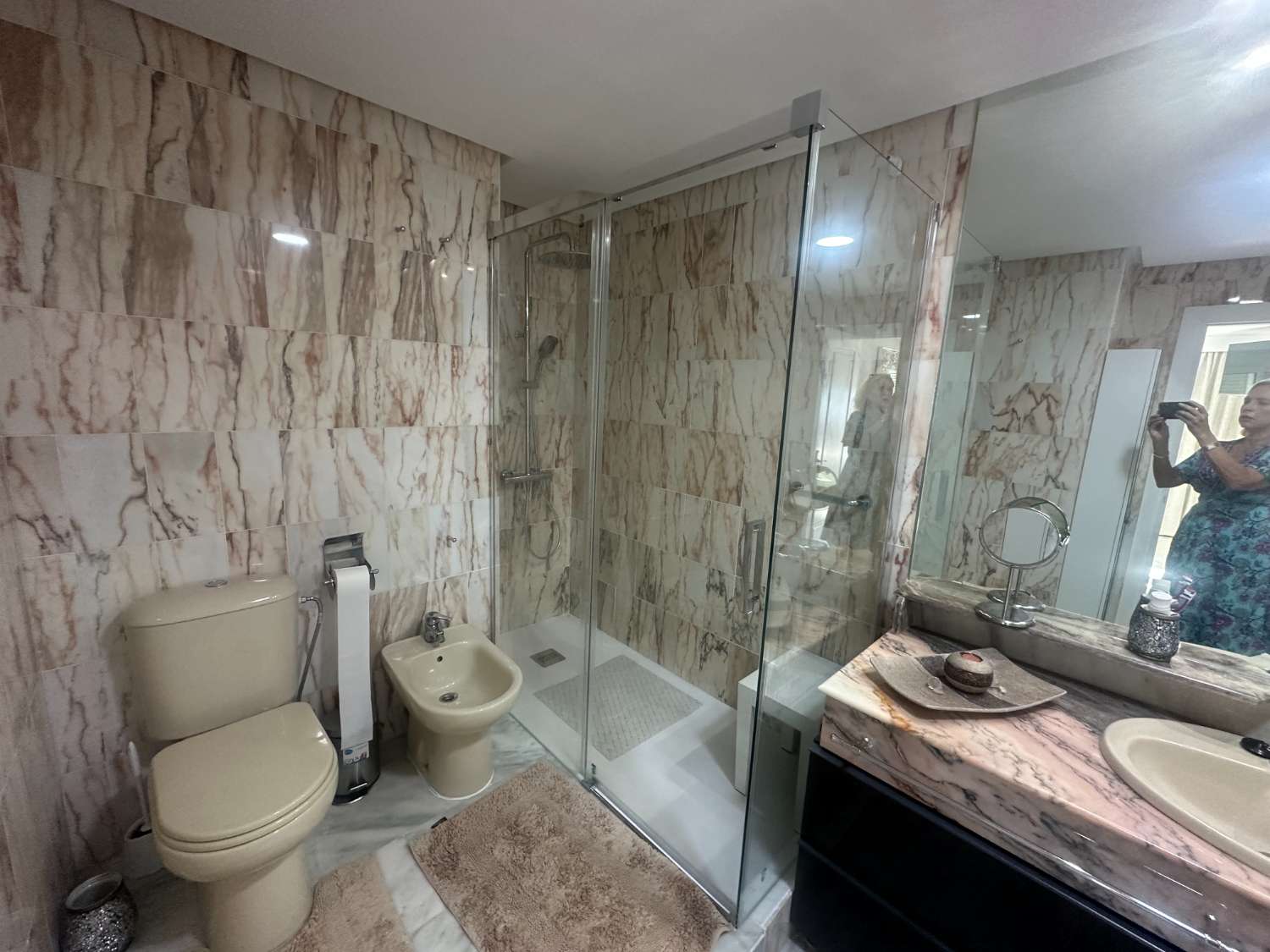 SE ALQUILA desde 01.09.26-31.12..26 bonito apartamento con vistas al mar EN 1ª LINEA DE PLAYA EN BENALMADENA