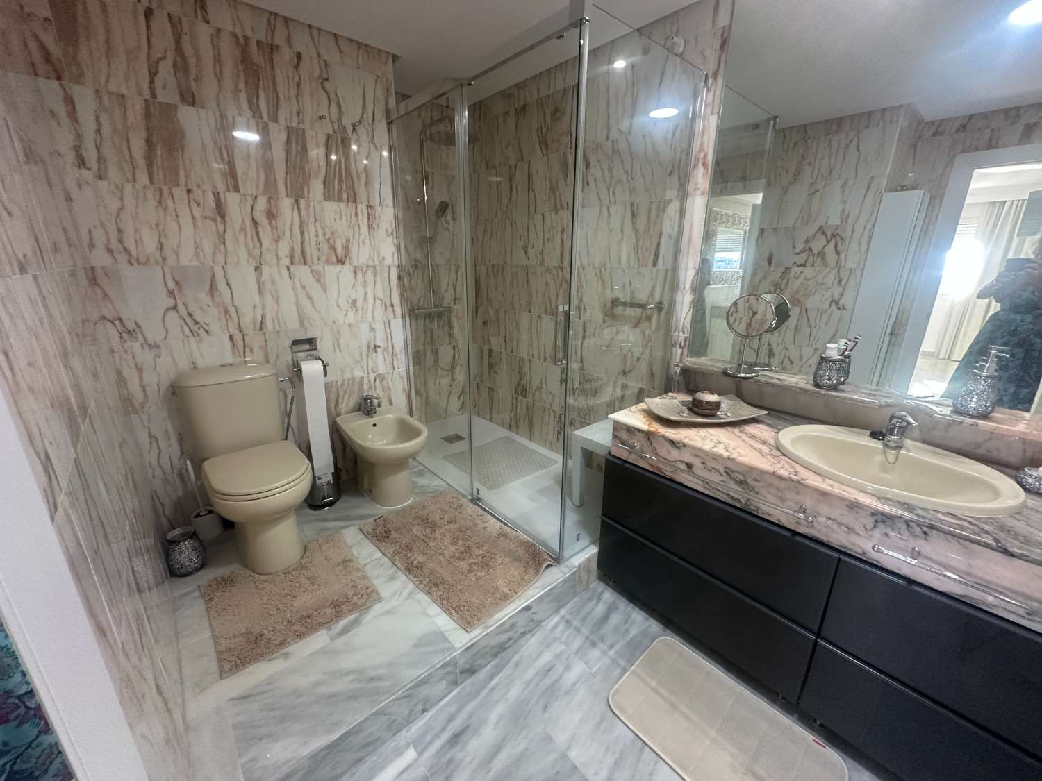 SE ALQUILA desde 01.09.26-31.12..26 bonito apartamento con vistas al mar EN 1ª LINEA DE PLAYA EN BENALMADENA