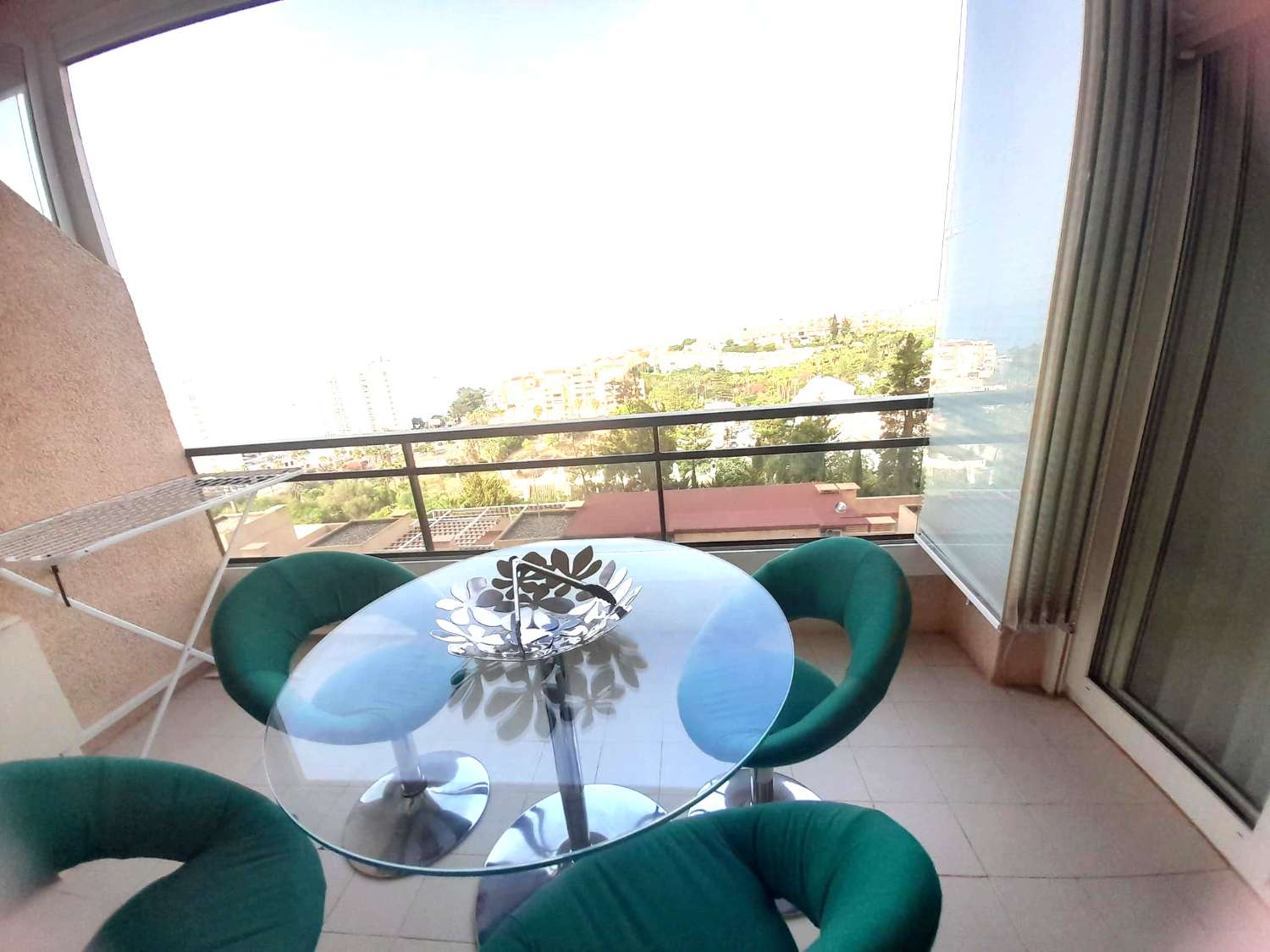 SE ALQUILA desde 01.09.26-31.12..26 bonito apartamento con vistas al mar EN 1ª LINEA DE PLAYA EN BENALMADENA