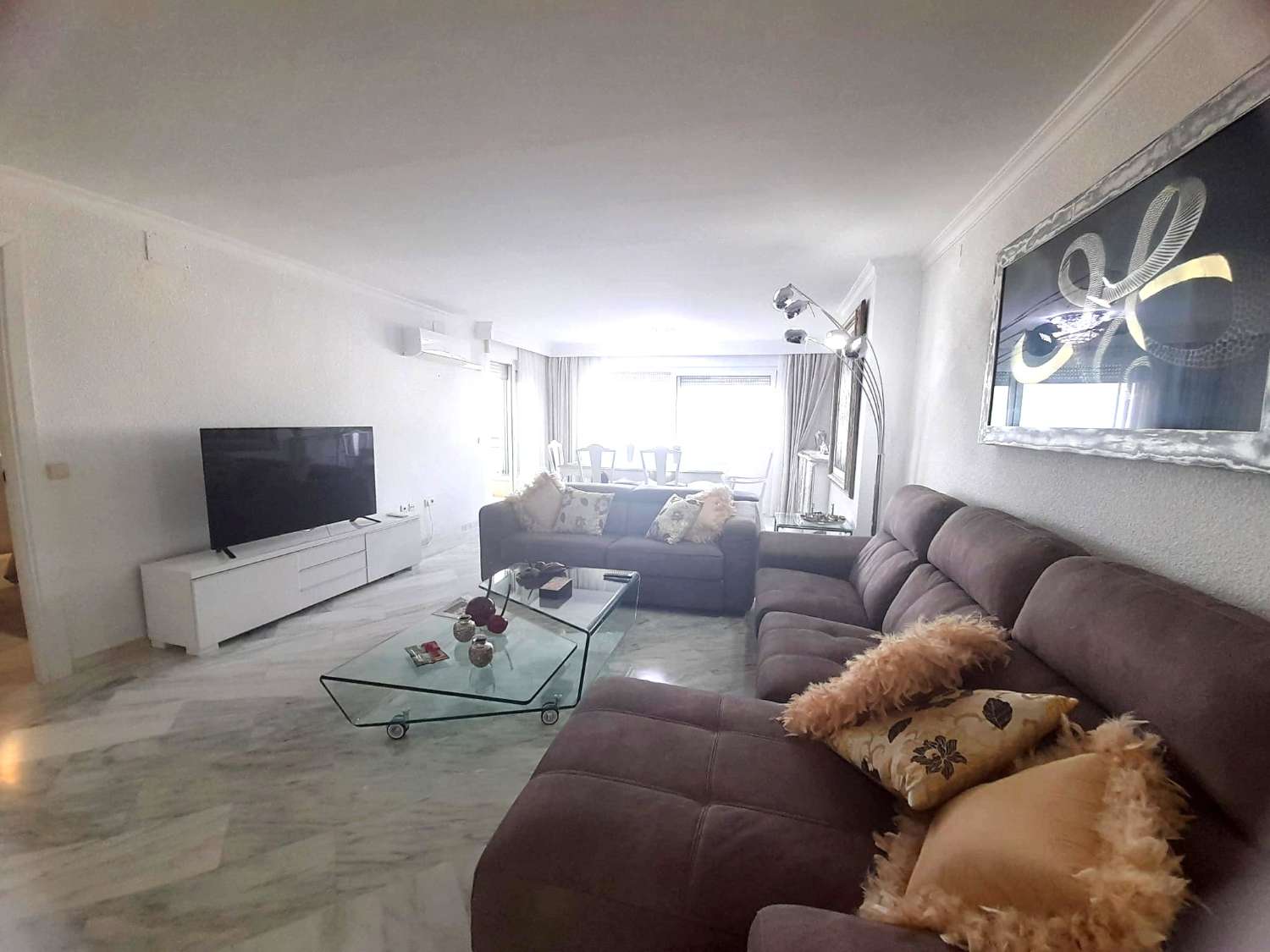 SE ALQUILA desde 01.09.26-31.12..26 bonito apartamento con vistas al mar EN 1ª LINEA DE PLAYA EN BENALMADENA