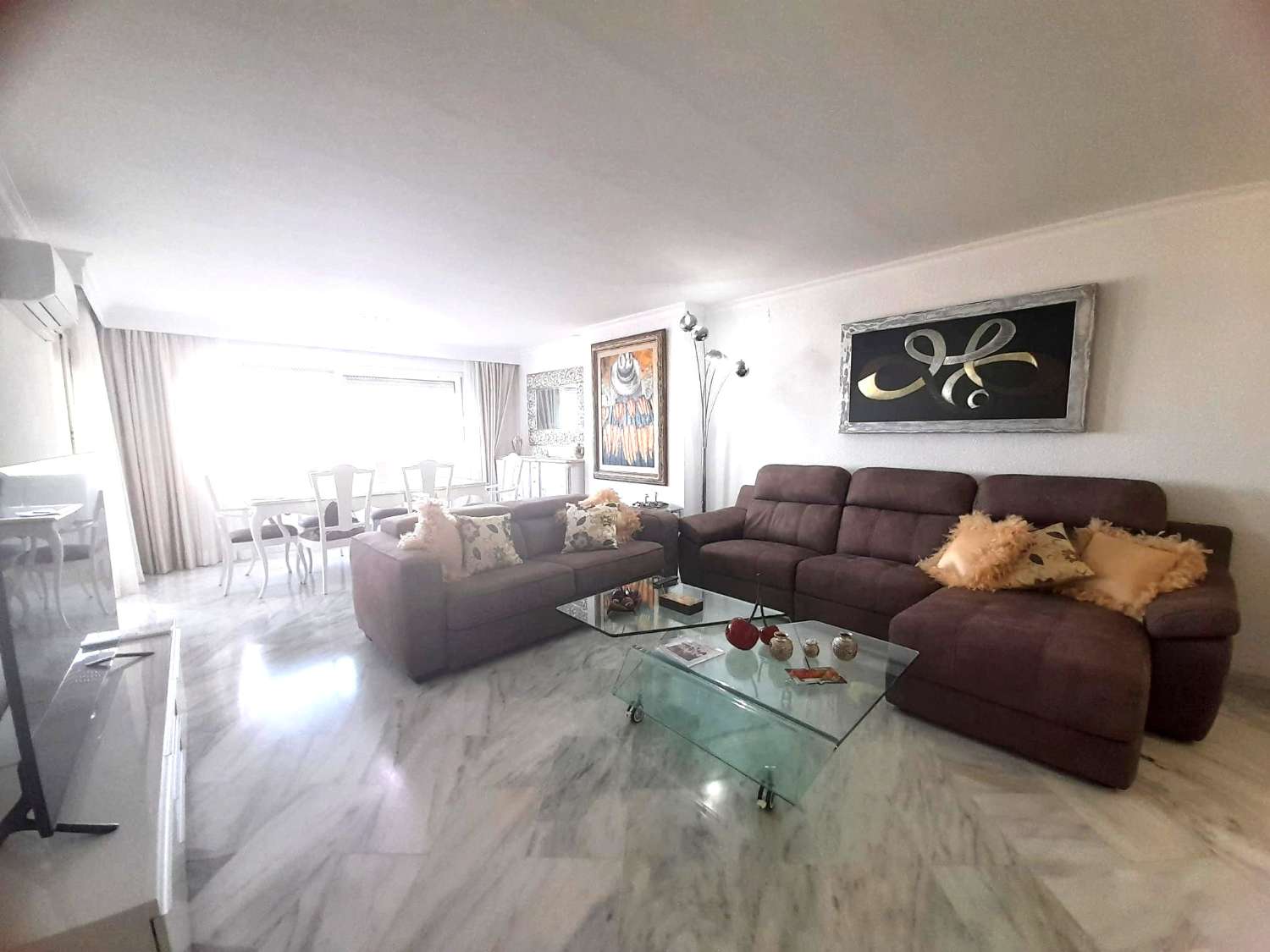 SE ALQUILA desde 01.09.26-31.12..26 bonito apartamento con vistas al mar EN 1ª LINEA DE PLAYA EN BENALMADENA