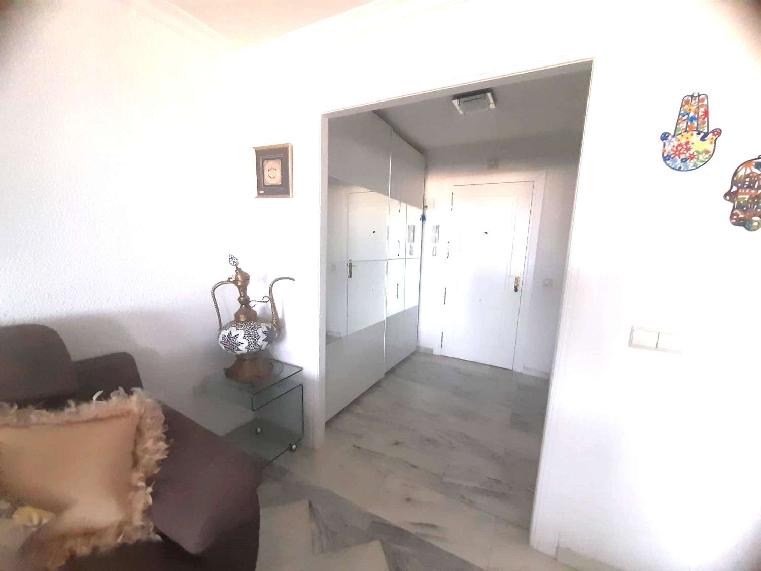 SE ALQUILA desde 01.09.26-31.12..26 bonito apartamento con vistas al mar EN 1ª LINEA DE PLAYA EN BENALMADENA