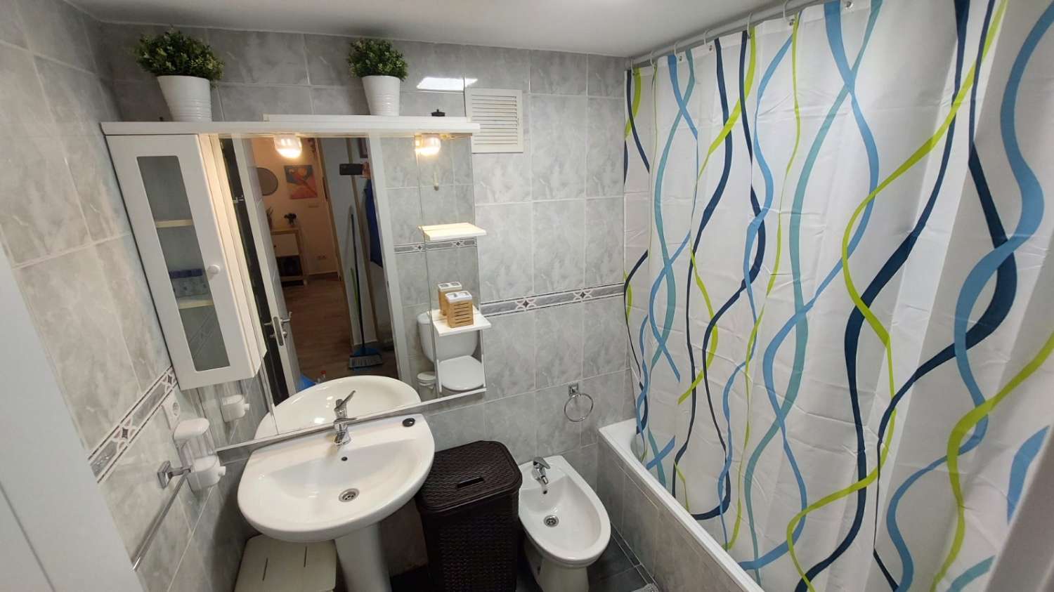 SE ALQUILA DESDE 1/9/26 -30/06/2027 BONITO APARTAMENTO REFORMADO  CERCA PLAZA SOLYMAR