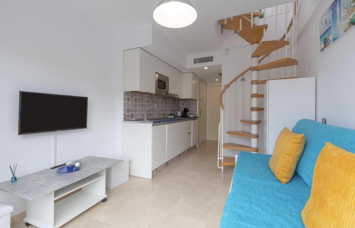 Se alquila del 1/9/2026 -  30/6/2027  bonito Duplex  apartamento en Benalmadena Costa a 200 metros de la playa