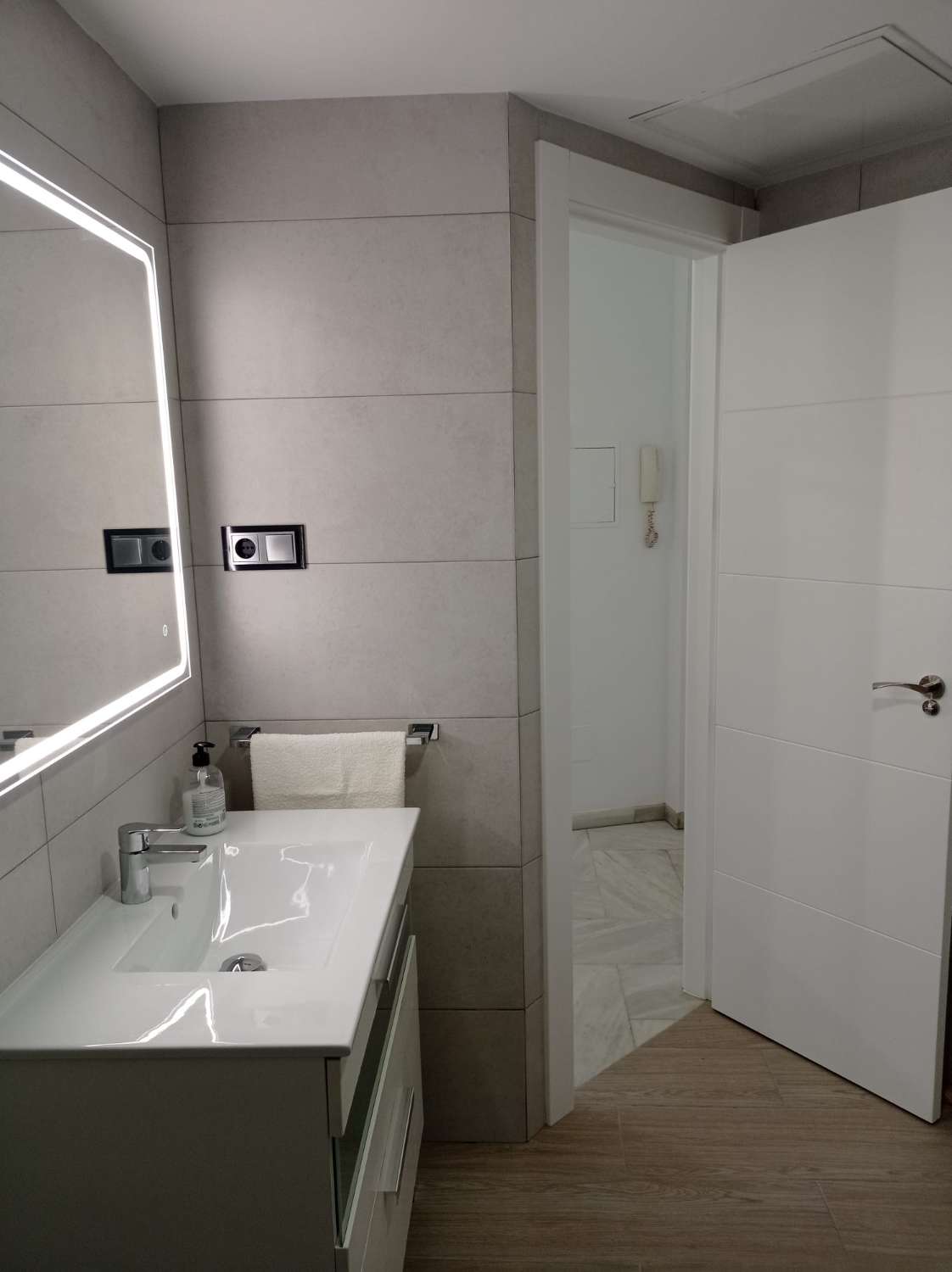 SE ALQUILA DESDE 1.10.26-31.5.27 BONITO APARTAMENTO EN PUERTO MARINA (BENALMADENA)