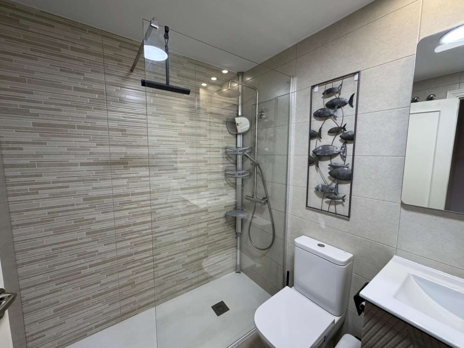 SE ALQUILA DEL 01.09.2026 - 31.05.2027  BONITO APARTAMENTO REFORMADO CON VISTAS AL MAR EN ARROYO DE LA MIEL (BENALMADENA)