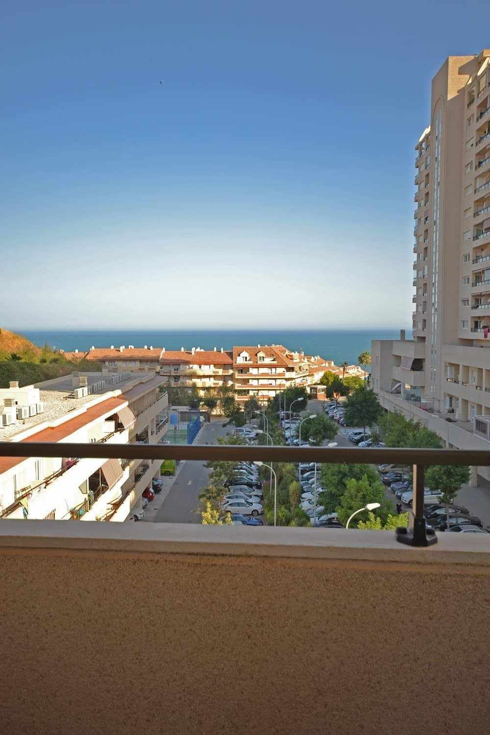 Se alquila hasta 30.6.2026  bonito apartamento con vistas al mar en Benalmádena