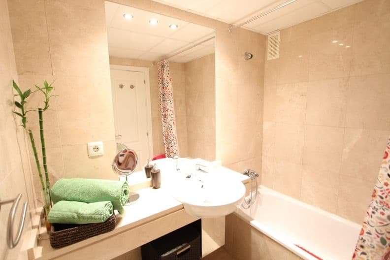 Se alquila hasta 30.6.2026  bonito apartamento con vistas al mar en Benalmádena