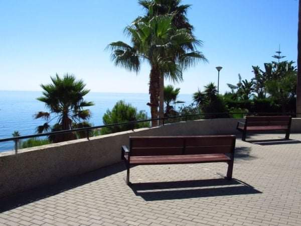Se alquila  desde 1.9.26 hasta 30.6.27 bonito apartamento con vistas laterales al mar  en Benalmádena