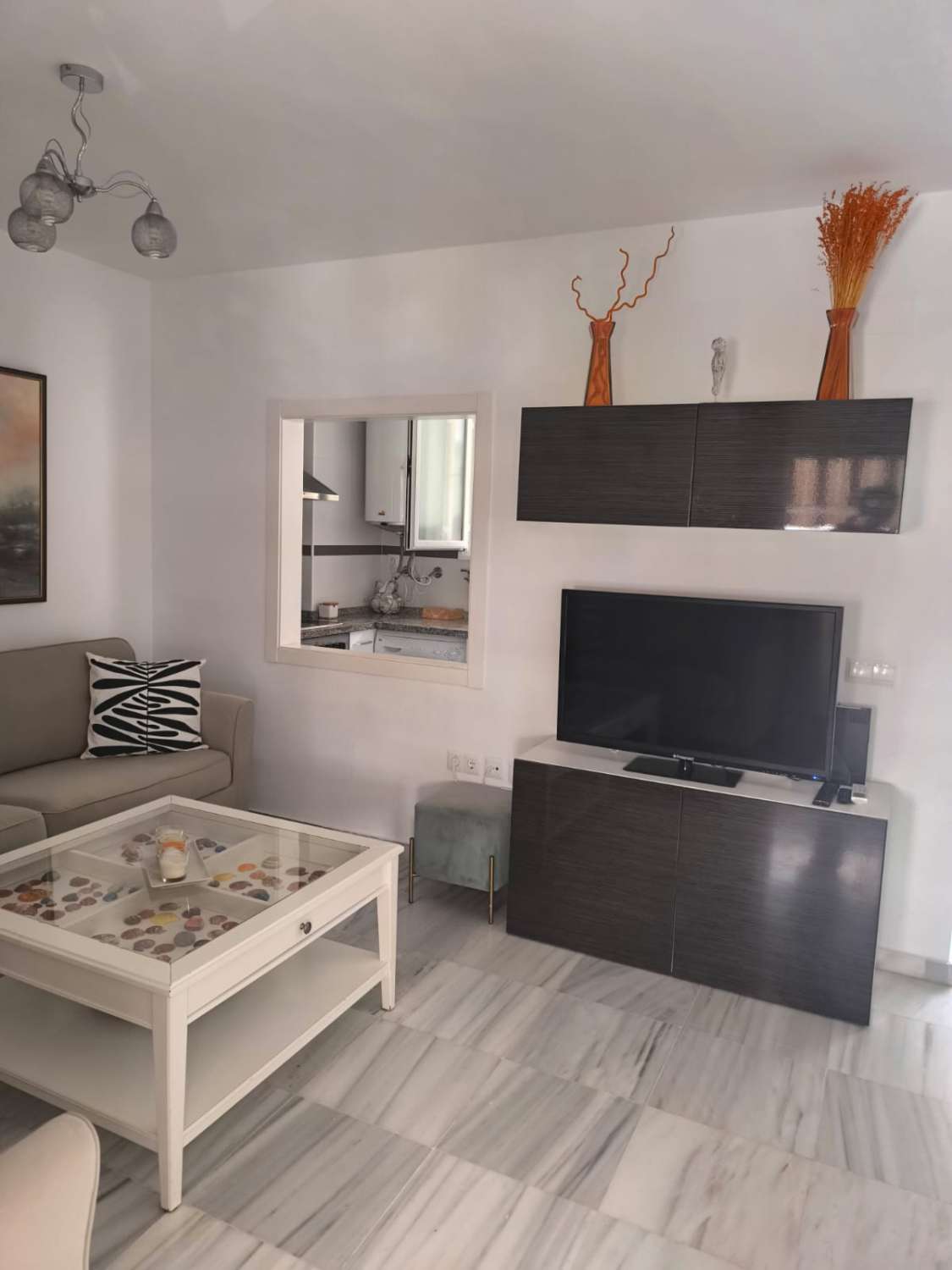 Se alquila  desde 1.9.26 hasta 30.6.27 bonito apartamento con vistas laterales al mar  en Benalmádena
