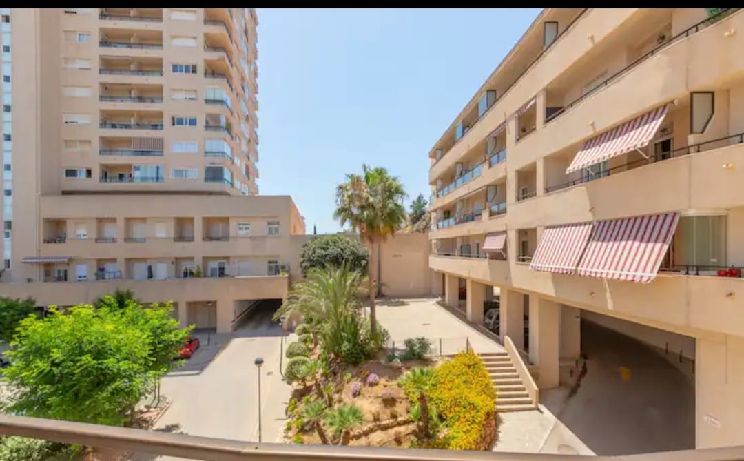 Se alquila  desde 1.9.26 hasta 30.6.27 bonito apartamento con vistas laterales al mar  en Benalmádena