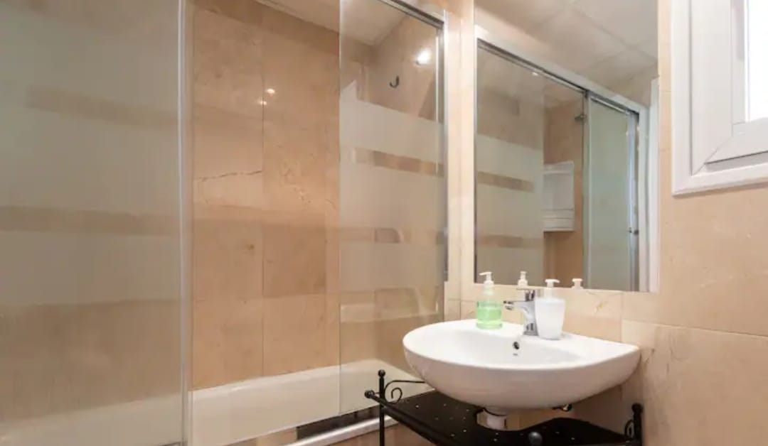 Se alquila  desde 1.9.26 hasta 30.6.27 bonito apartamento con vistas laterales al mar  en Benalmádena