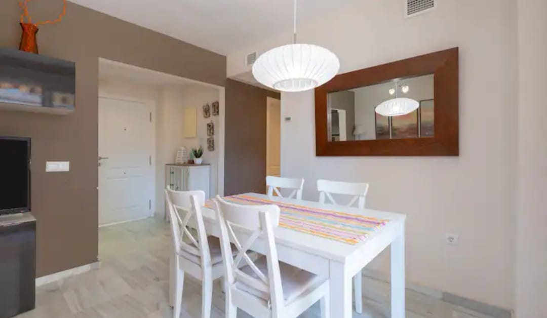 Se alquila  desde 1.9.26 hasta 30.6.27 bonito apartamento con vistas laterales al mar  en Benalmádena