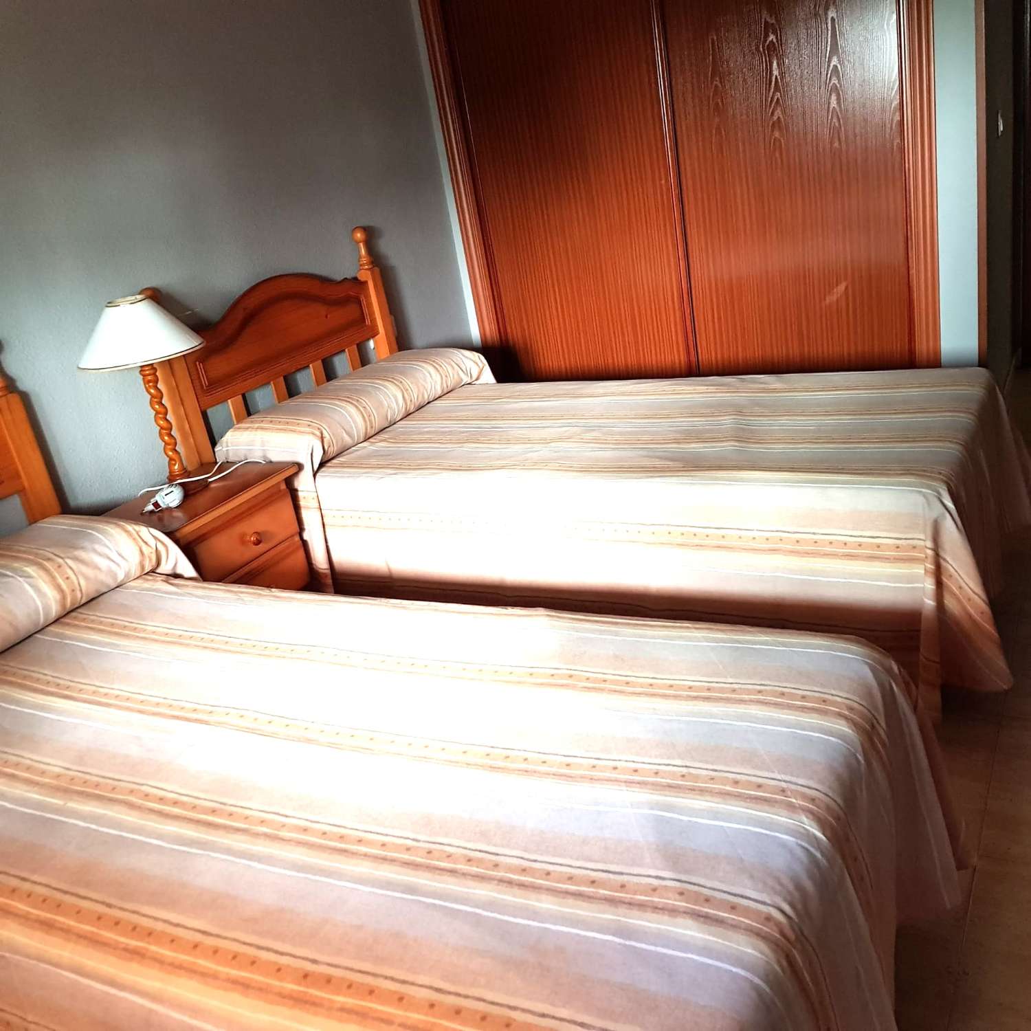 SE ALQUILA BONITO APARTAMENTO EN PLANTA  BAJA DESDE    01/09/26 -30/06/27 EN BENALMÁDENA COSTA
