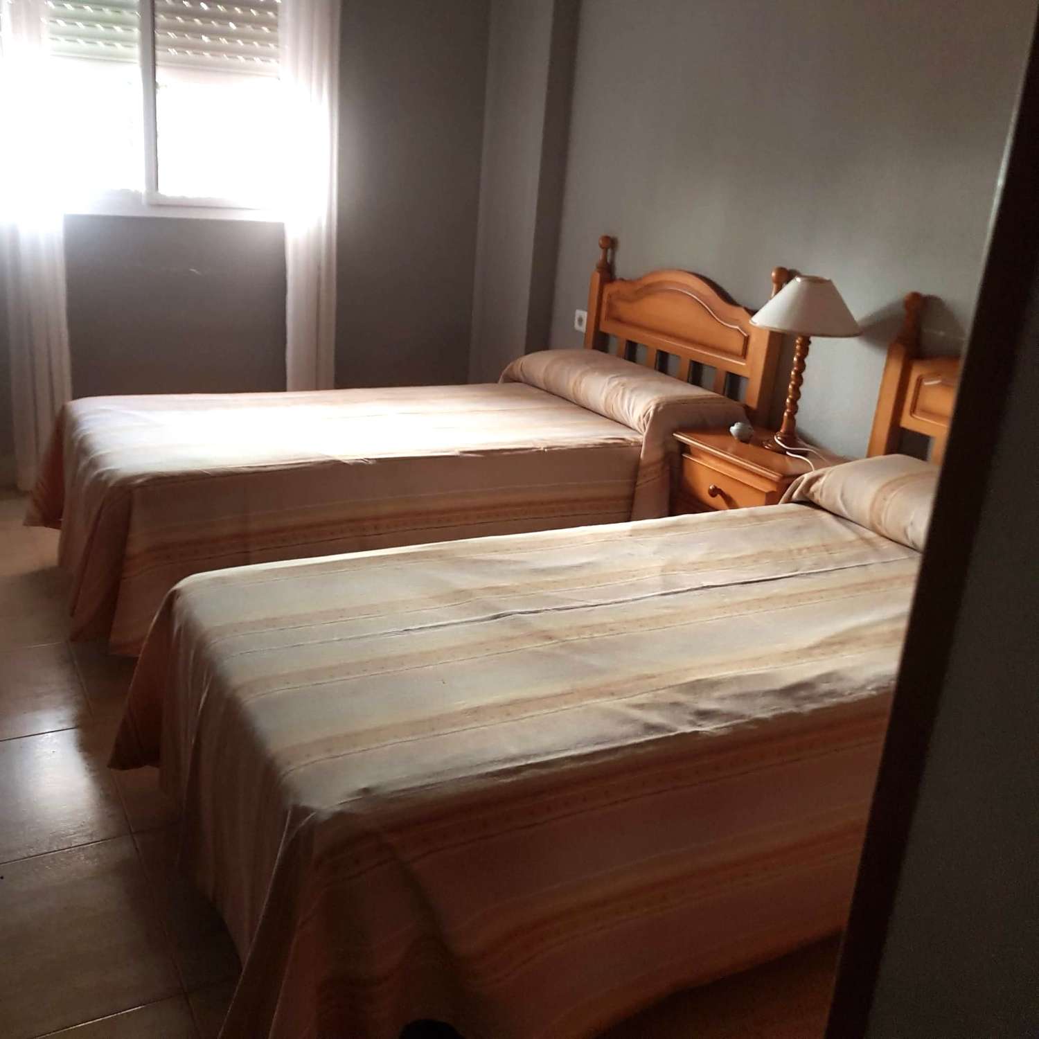 SE ALQUILA BONITO APARTAMENTO EN PLANTA  BAJA DESDE    01/09/26 -30/06/27 EN BENALMÁDENA COSTA