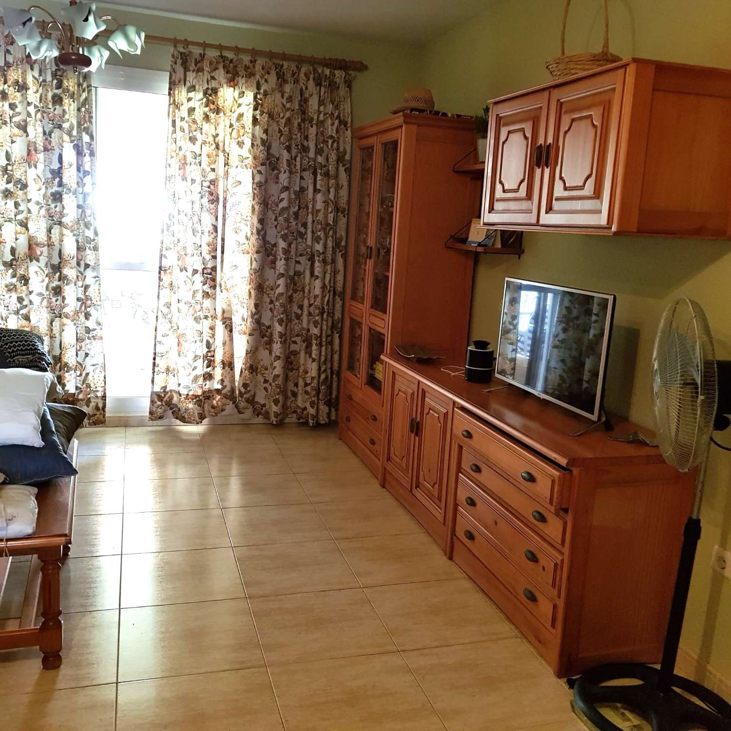 SE ALQUILA BONITO APARTAMENTO EN PLANTA  BAJA DESDE    01/09/26 -30/06/27 EN BENALMÁDENA COSTA