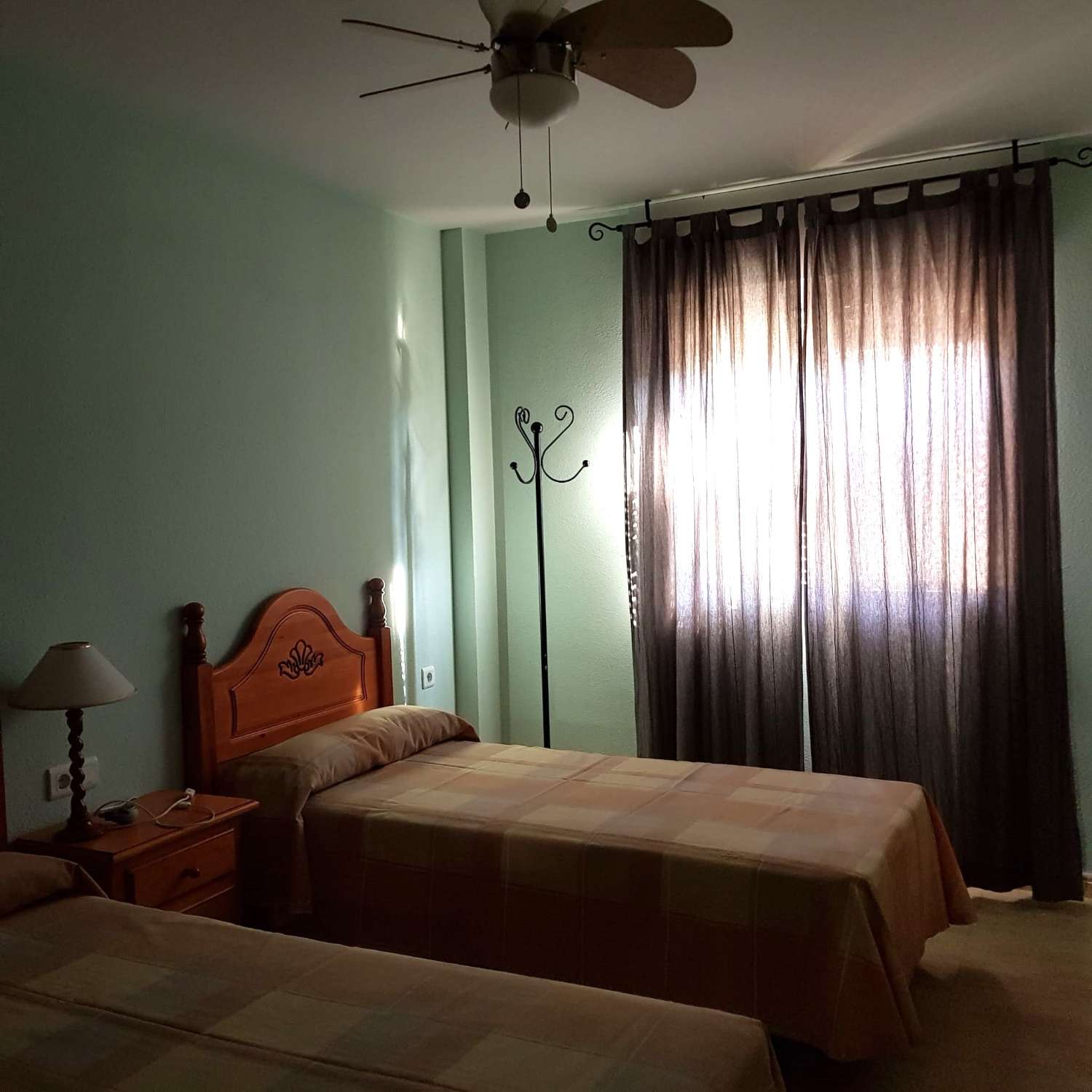 SE ALQUILA BONITO APARTAMENTO EN PLANTA  BAJA DESDE    01/09/26 -30/06/27 EN BENALMÁDENA COSTA