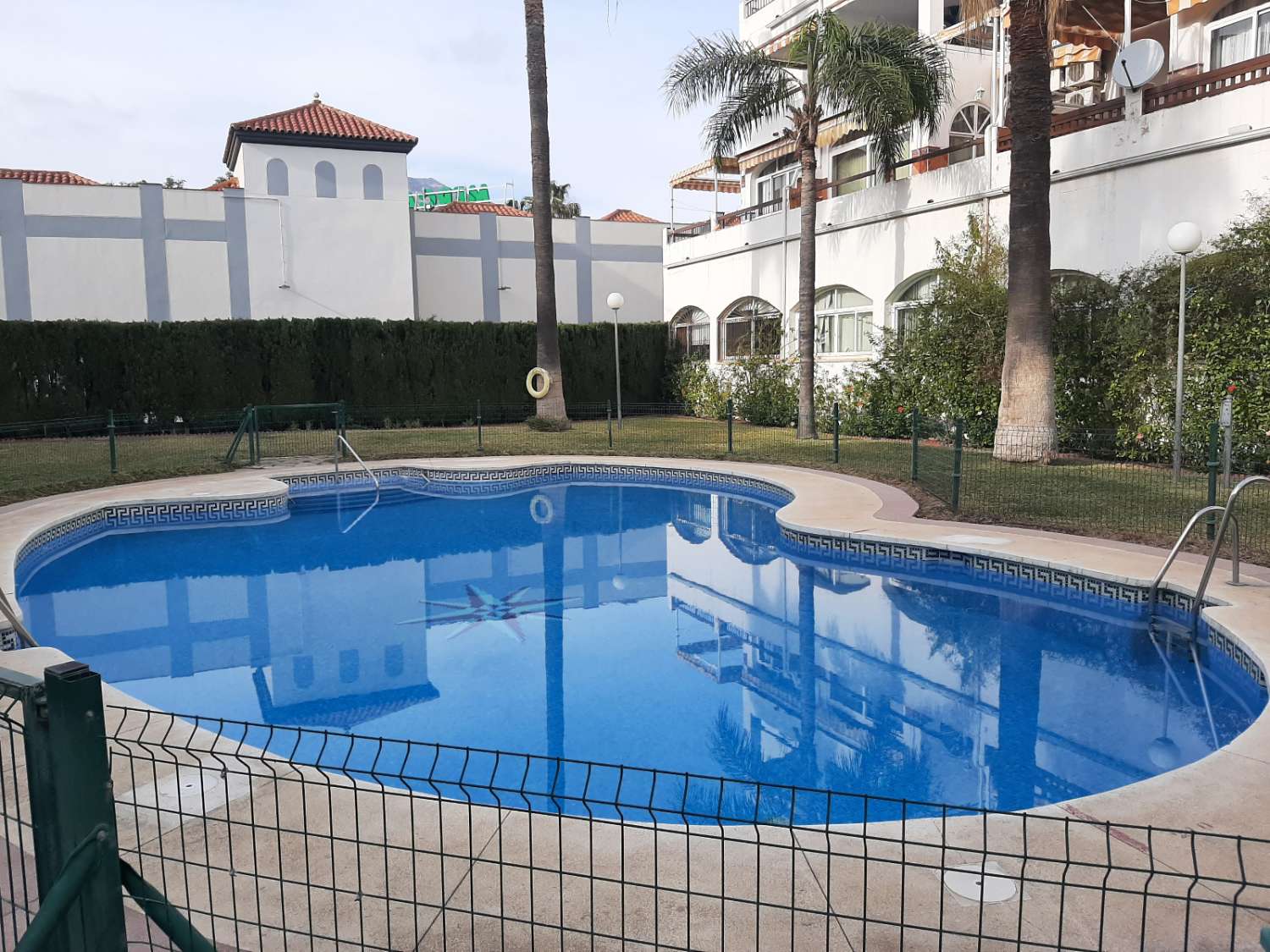 SE ALQUILA BONITO APARTAMENTO EN PLANTA  BAJA DESDE    01/09/26 -30/06/27 EN BENALMÁDENA COSTA