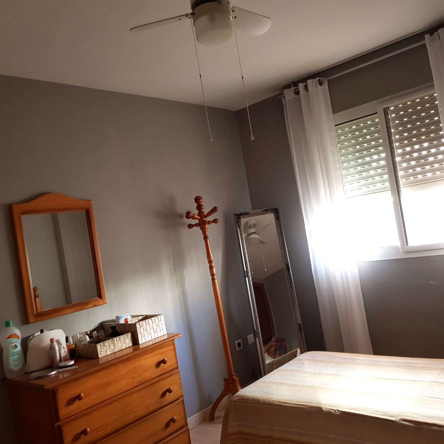 SE ALQUILA BONITO APARTAMENTO EN PLANTA  BAJA DESDE    01/09/26 -30/06/27 EN BENALMÁDENA COSTA