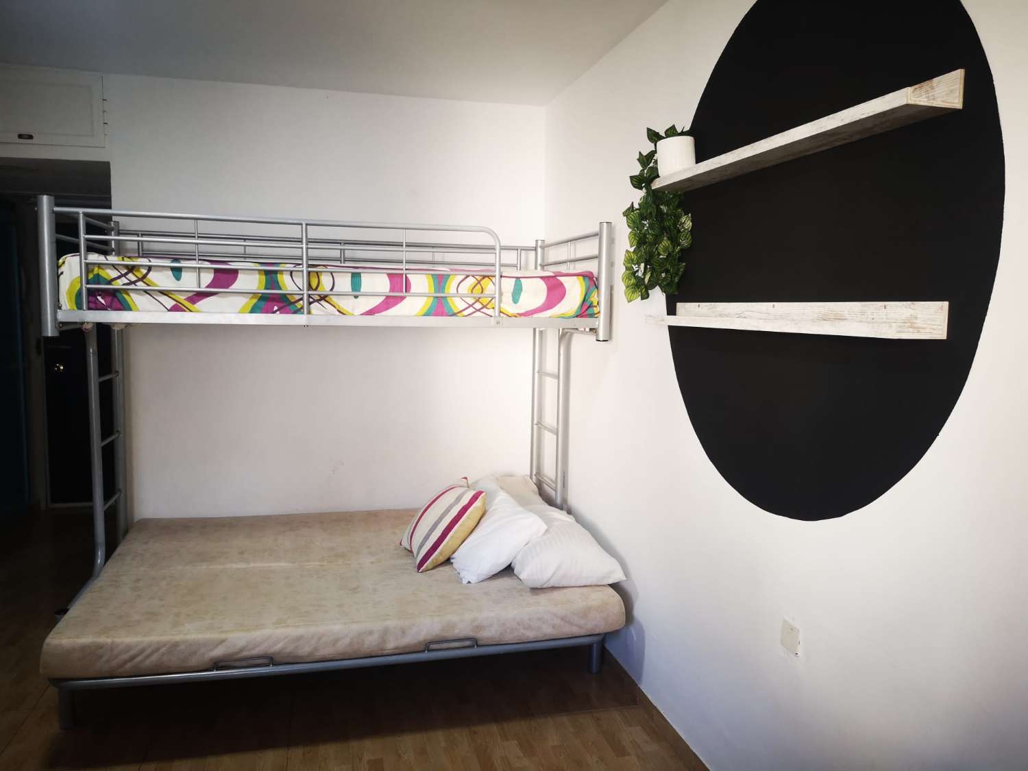 HALV SÆSON. TIL LEJE FRA 01-09-26 TIL 30.06.27 RENOVERET 2. LINJE STRANDSTUDIE I BENALMADENA COSTA