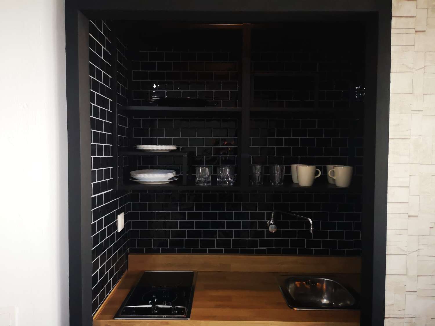 HALV SÆSON. TIL LEJE FRA 01-09-26 TIL 30.06.27 RENOVERET 2. LINJE STRANDSTUDIE I BENALMADENA COSTA