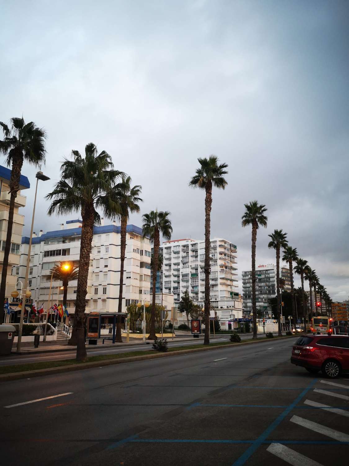 HALV SÆSON. TIL LEJE FRA 01-09-26 TIL 30.06.27 RENOVERET 2. LINJE STRANDSTUDIE I BENALMADENA COSTA