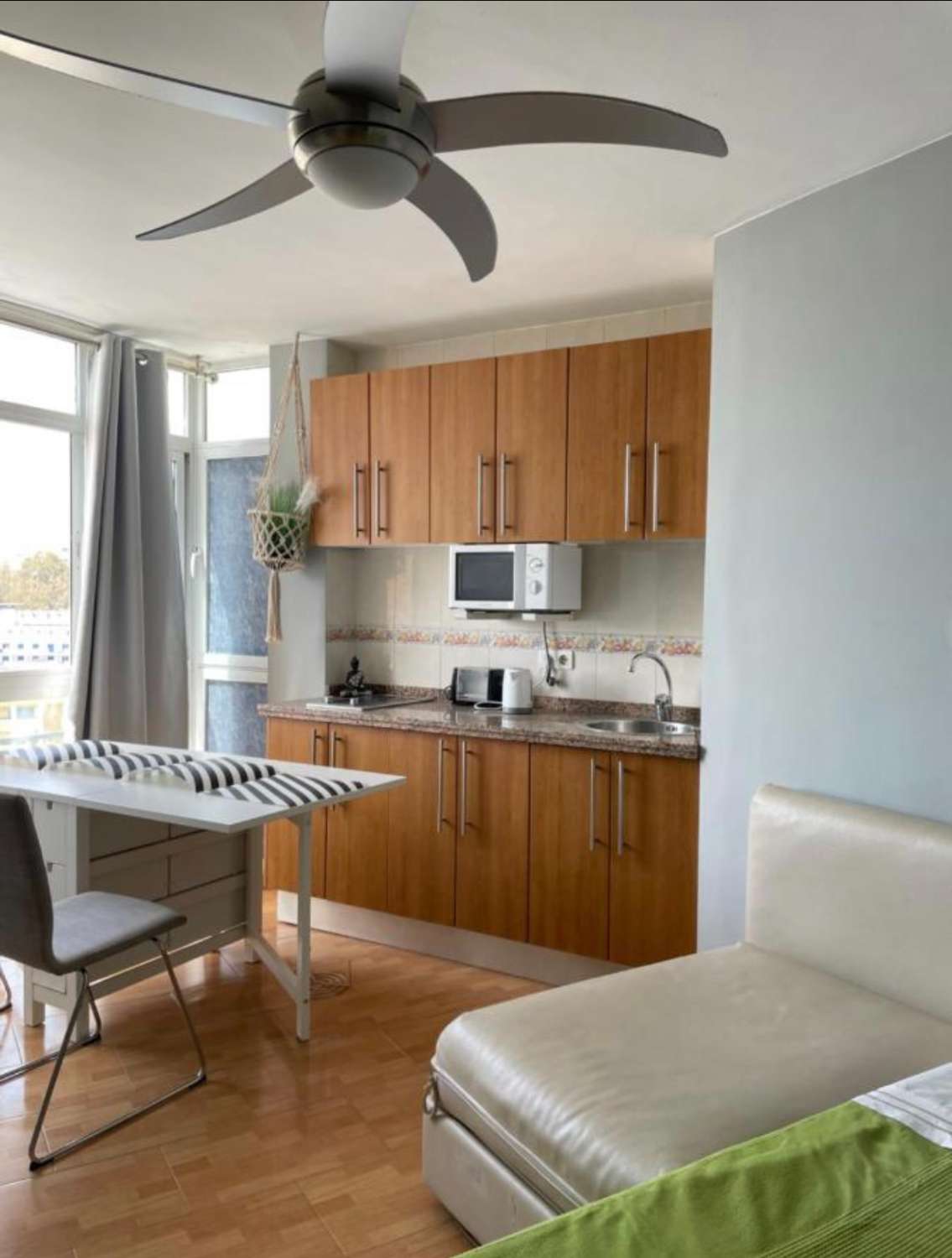 SE ALQUILA DESDE 01.04.26-30.06.2026   ESTUDIO REFORMADO CON VISTAS AL MAR   EN 2ª LINEA DE PLAYA EN BENALMÁDENA