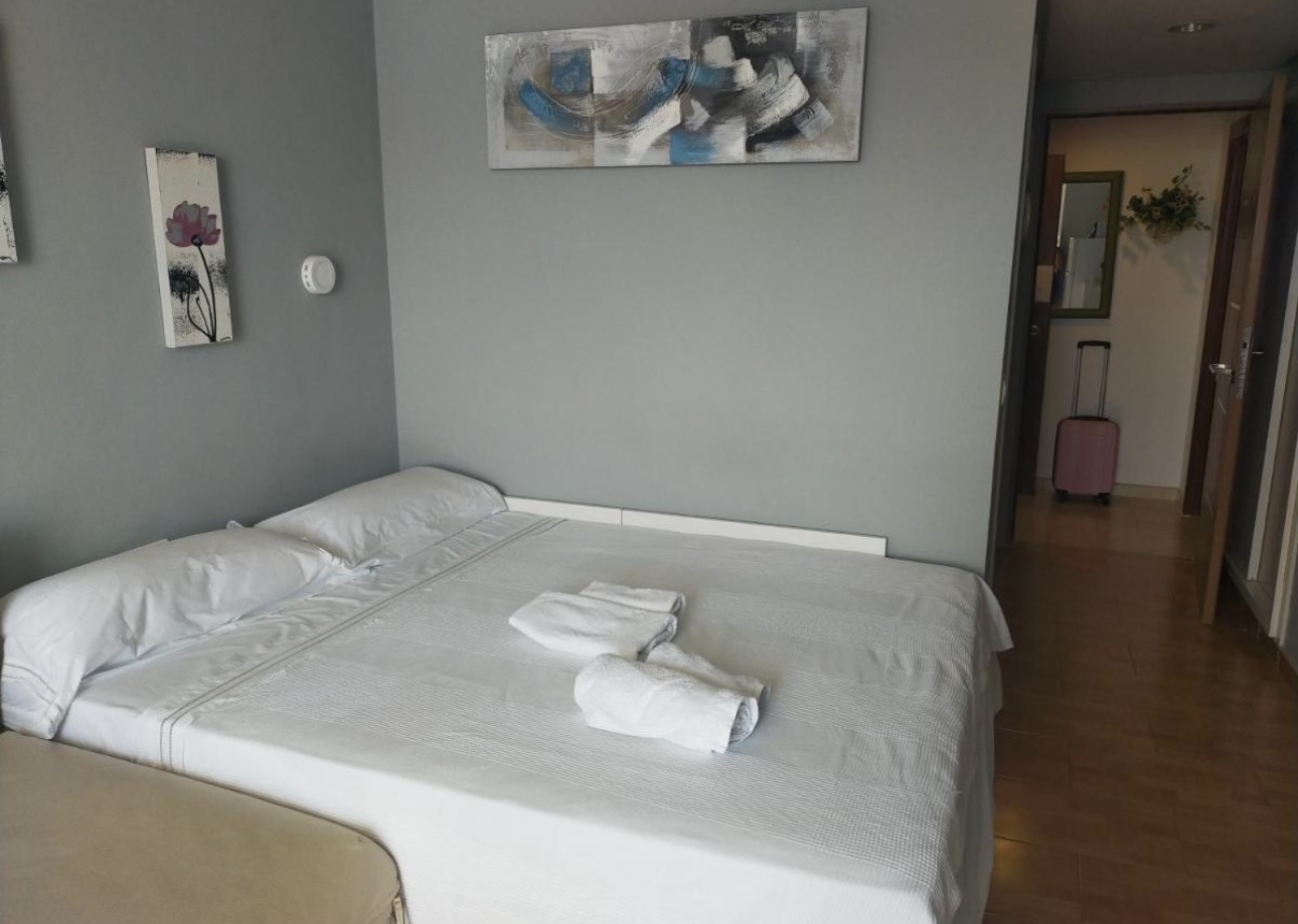 SE ALQUILA DESDE 01.04.26-30.06.2026   ESTUDIO REFORMADO CON VISTAS AL MAR   EN 2ª LINEA DE PLAYA EN BENALMÁDENA