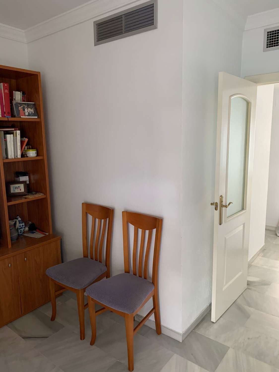 SE ALQUILA  DESDE  1.1026-30.6.27 BONITO APARTAMENTO EN  2ª LINEA DE PLAYA EN LA CARIHUELA  (TORREMOLINOS)