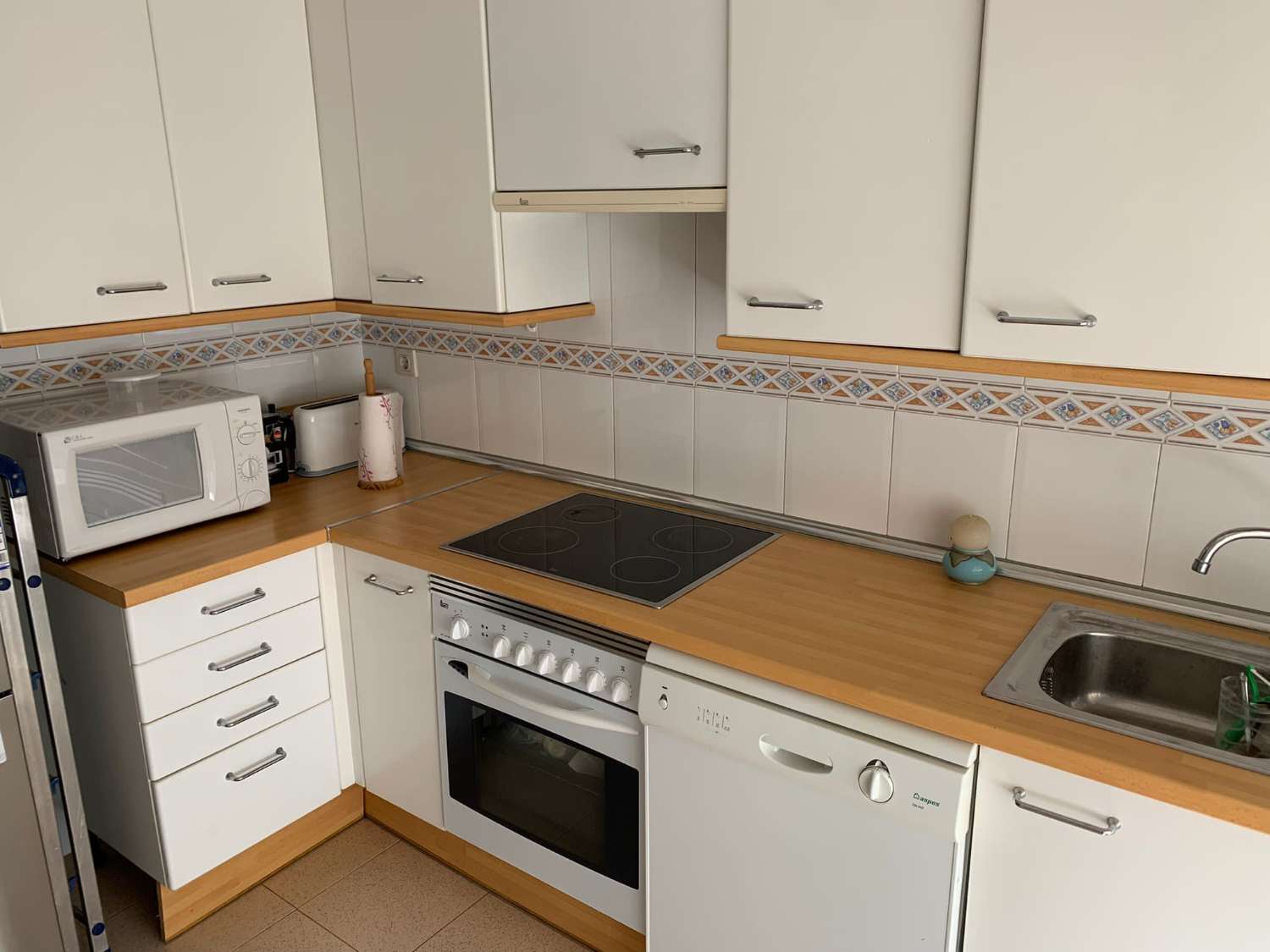 SE ALQUILA  DESDE  1.1026-30.6.27 BONITO APARTAMENTO EN  2ª LINEA DE PLAYA EN LA CARIHUELA  (TORREMOLINOS)