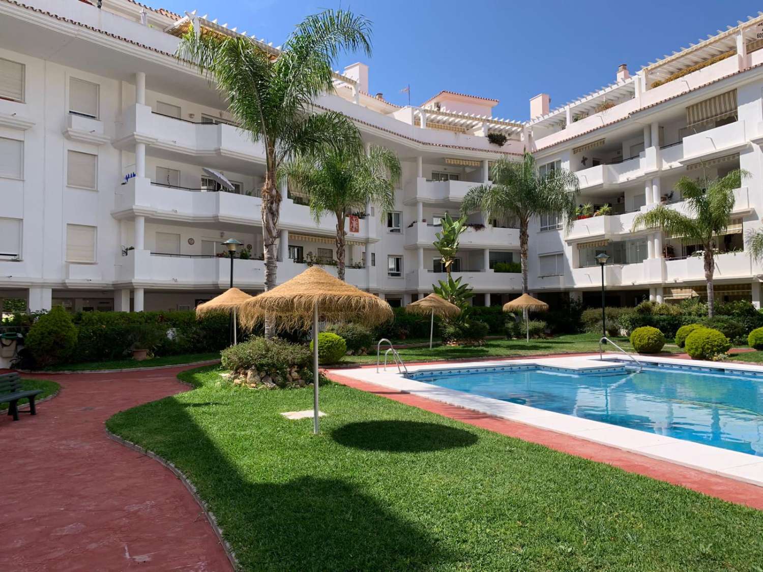 SE ALQUILA  DESDE  1.1026-30.6.27 BONITO APARTAMENTO EN  2ª LINEA DE PLAYA EN LA CARIHUELA  (TORREMOLINOS)