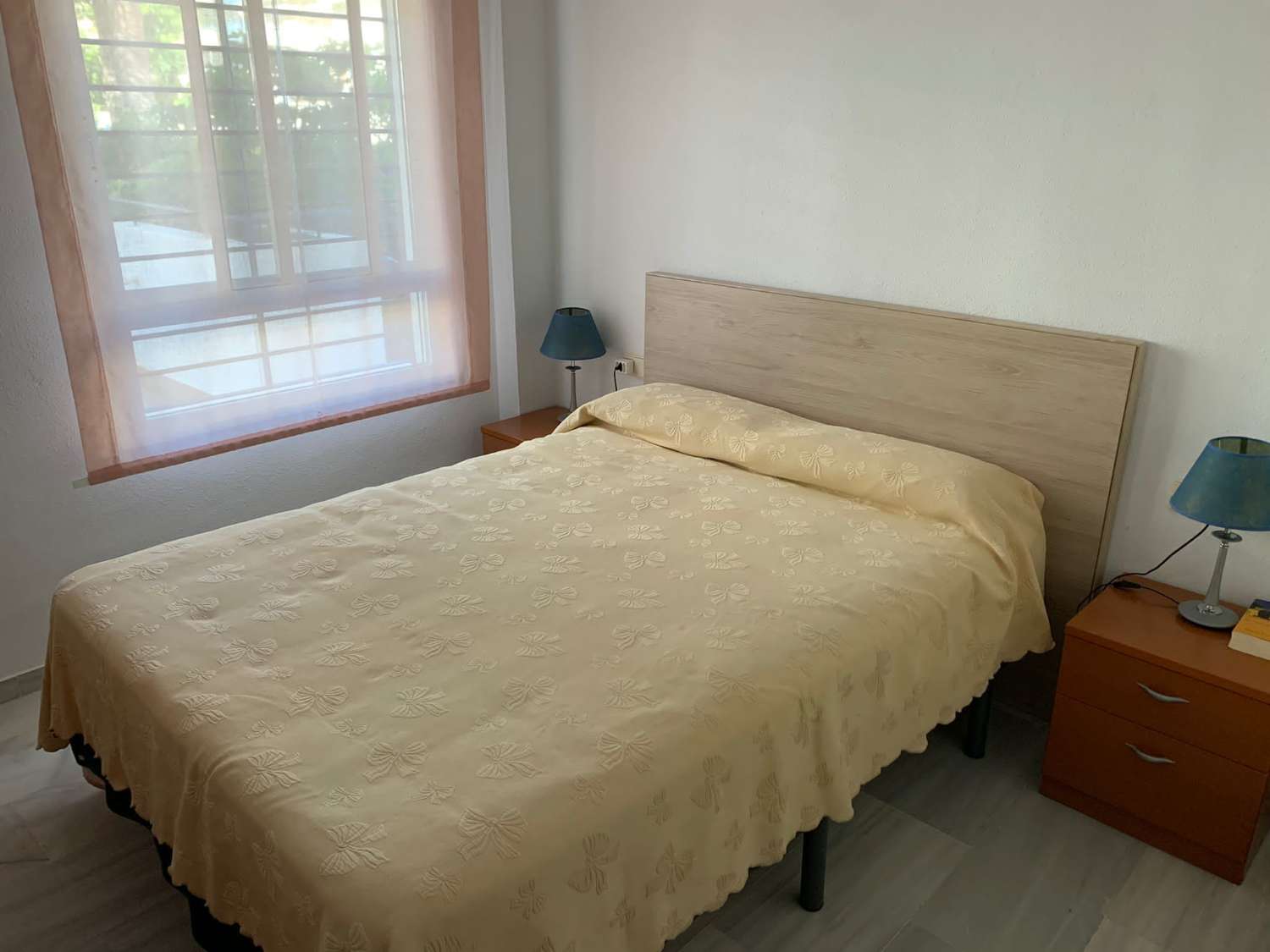 SE ALQUILA  DESDE  1.1026-30.6.27 BONITO APARTAMENTO EN  2ª LINEA DE PLAYA EN LA CARIHUELA  (TORREMOLINOS)