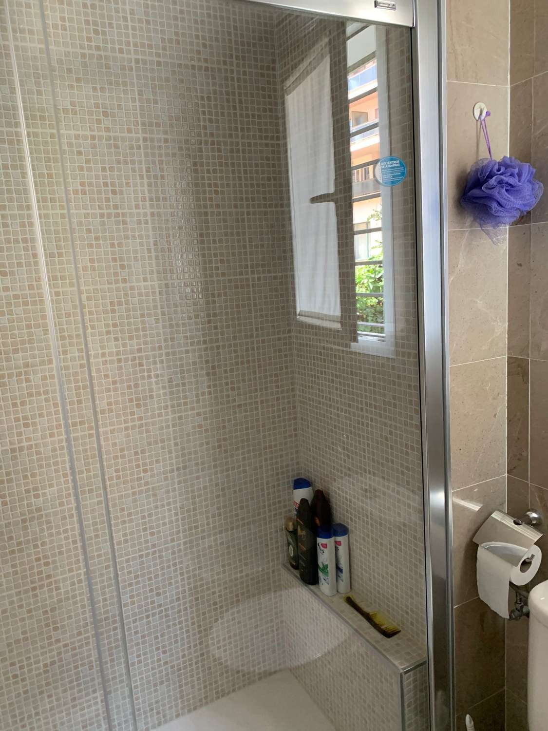 SE ALQUILA  DESDE  1.1026-30.6.27 BONITO APARTAMENTO EN  2ª LINEA DE PLAYA EN LA CARIHUELA  (TORREMOLINOS)