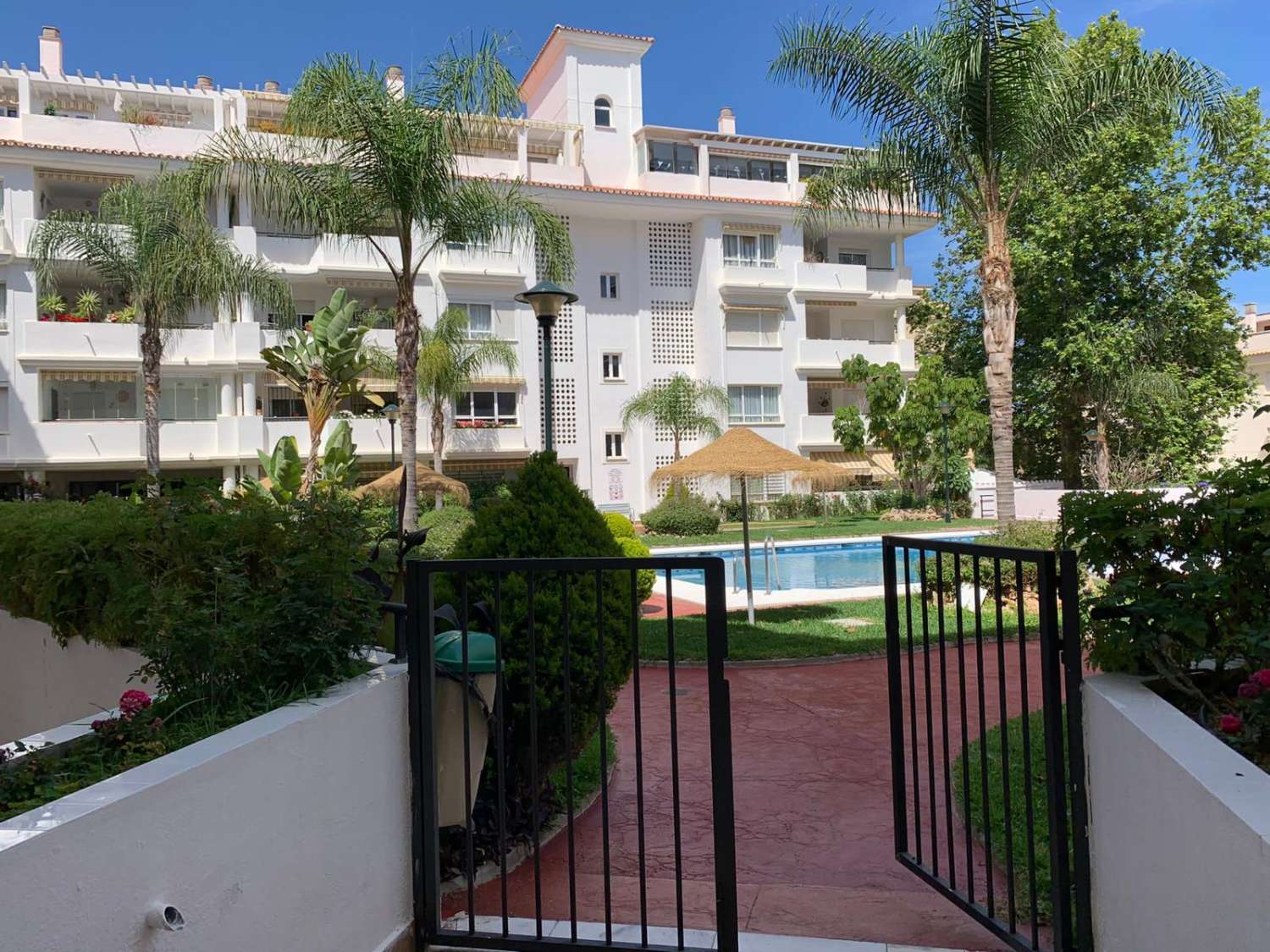 SE ALQUILA  DESDE  1.1026-30.6.27 BONITO APARTAMENTO EN  2ª LINEA DE PLAYA EN LA CARIHUELA  (TORREMOLINOS)