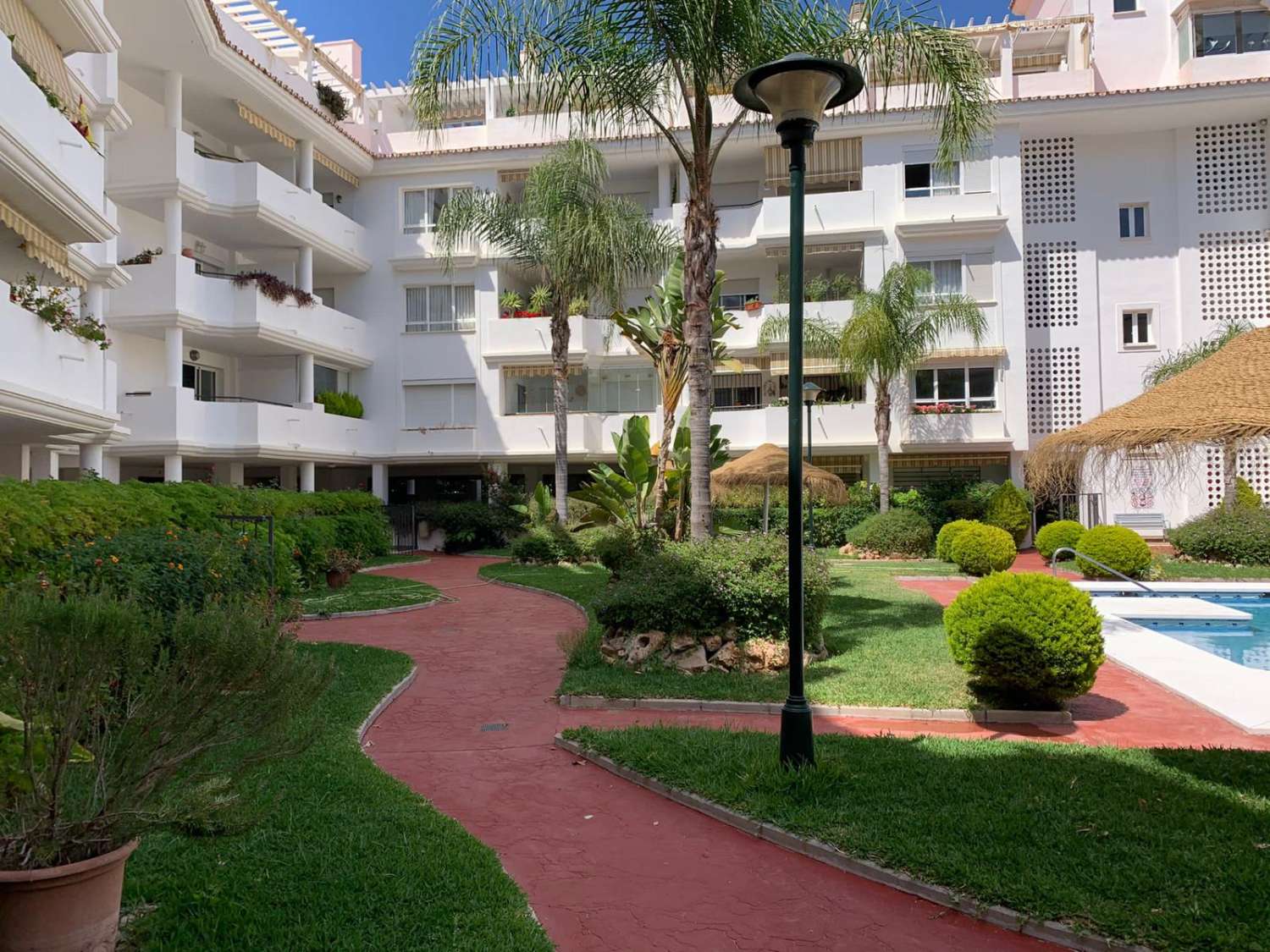 SE ALQUILA  DESDE  1.1026-30.6.27 BONITO APARTAMENTO EN  2ª LINEA DE PLAYA EN LA CARIHUELA  (TORREMOLINOS)
