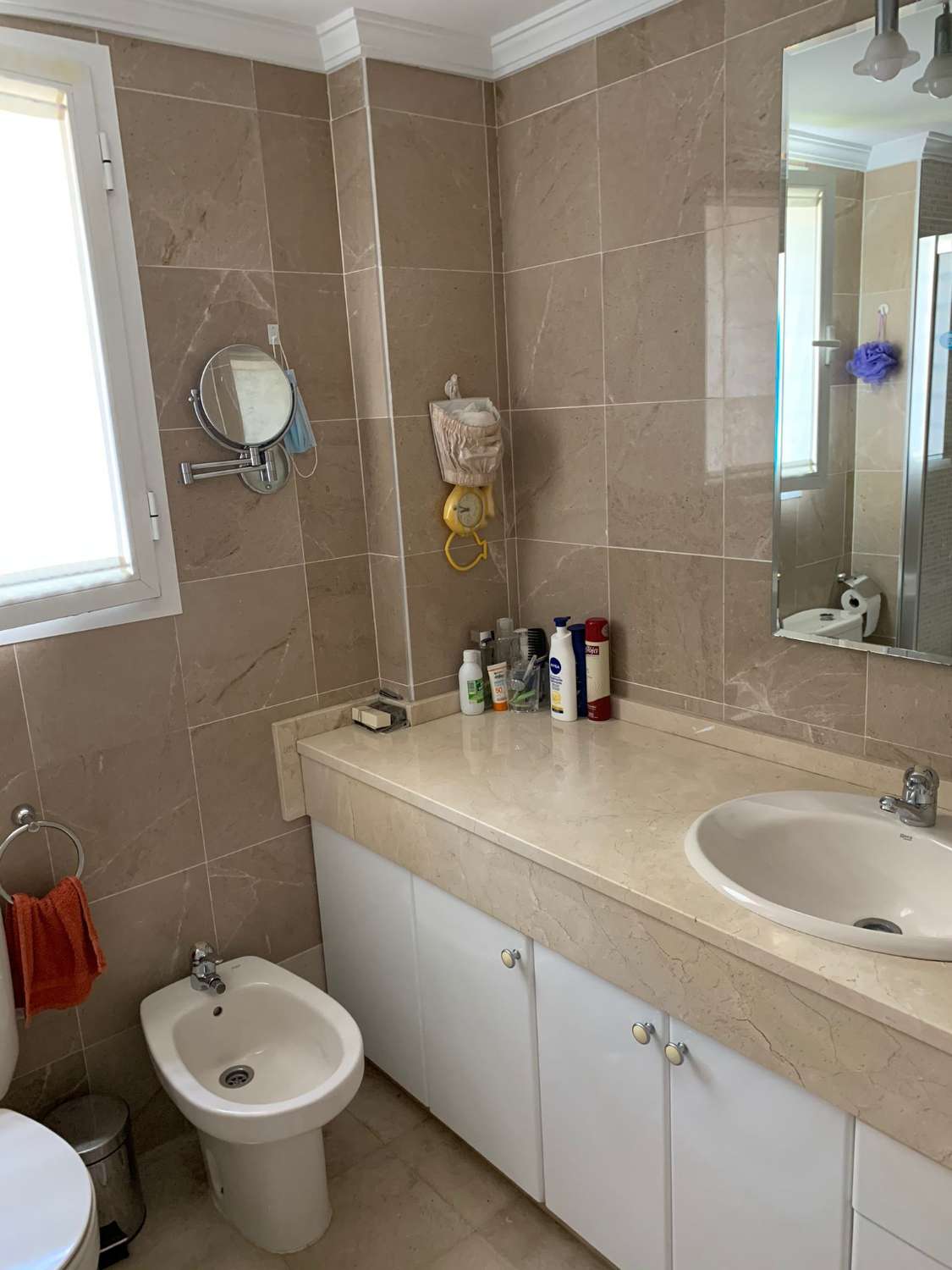 SE ALQUILA  DESDE  1.1026-30.6.27 BONITO APARTAMENTO EN  2ª LINEA DE PLAYA EN LA CARIHUELA  (TORREMOLINOS)