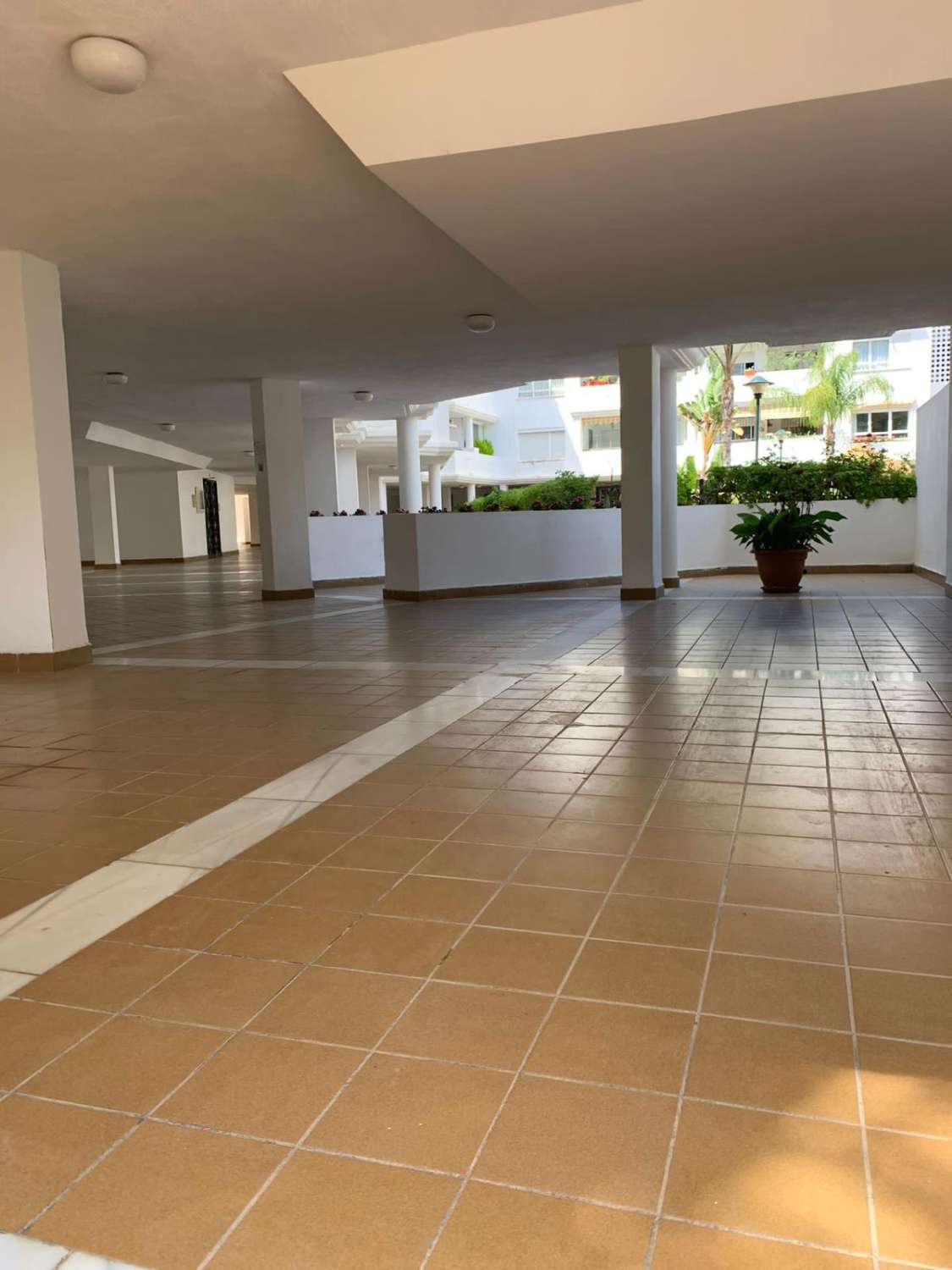 SE ALQUILA  DESDE  1.1026-30.6.27 BONITO APARTAMENTO EN  2ª LINEA DE PLAYA EN LA CARIHUELA  (TORREMOLINOS)