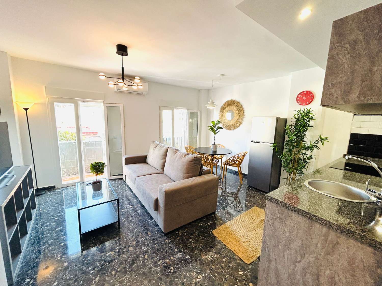 SE ALQUILA APARTAMENTO MEDIA TEMPORADA  DESDE 01/9/2026 - 30/06/27 BONITO APARTAMENTO EN TORREMOLINOS CENTRO