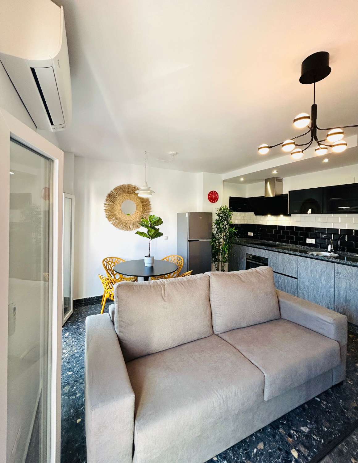 SE ALQUILA APARTAMENTO MEDIA TEMPORADA  DESDE 01/9/2026 - 30/06/27 BONITO APARTAMENTO EN TORREMOLINOS CENTRO