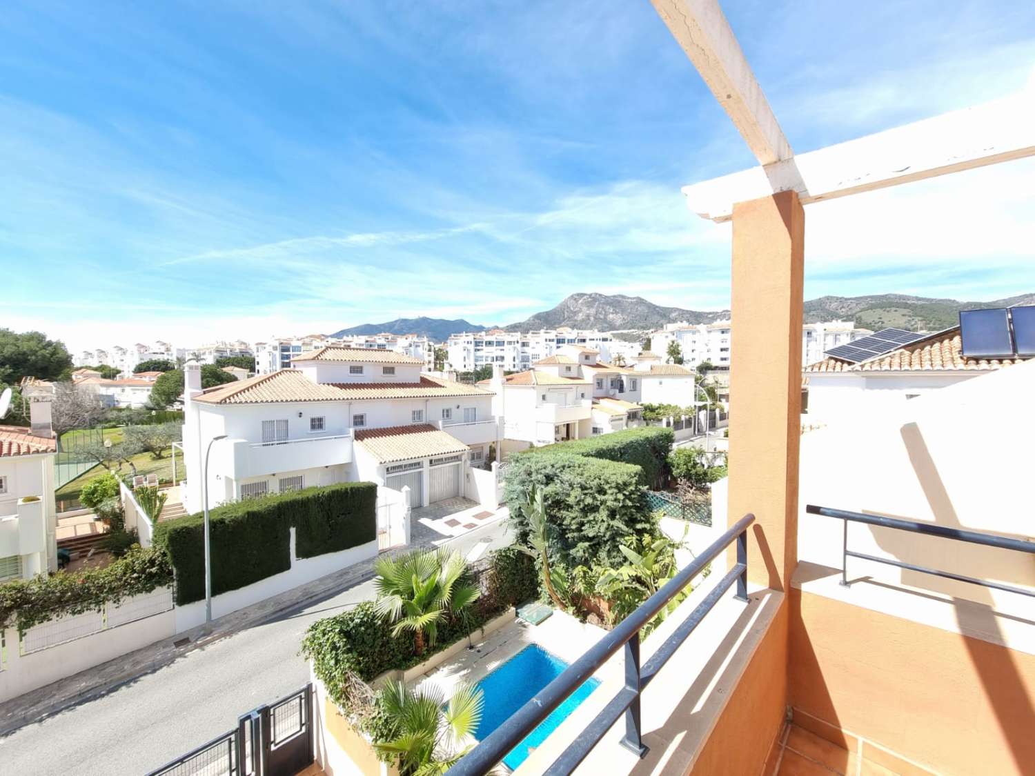 SE ALQUILA  DESDE 26/10/2026-31/05/2027 PRECIOSO ADOSADO EN ARROYO DE LA MIEL (BENALMADENA)