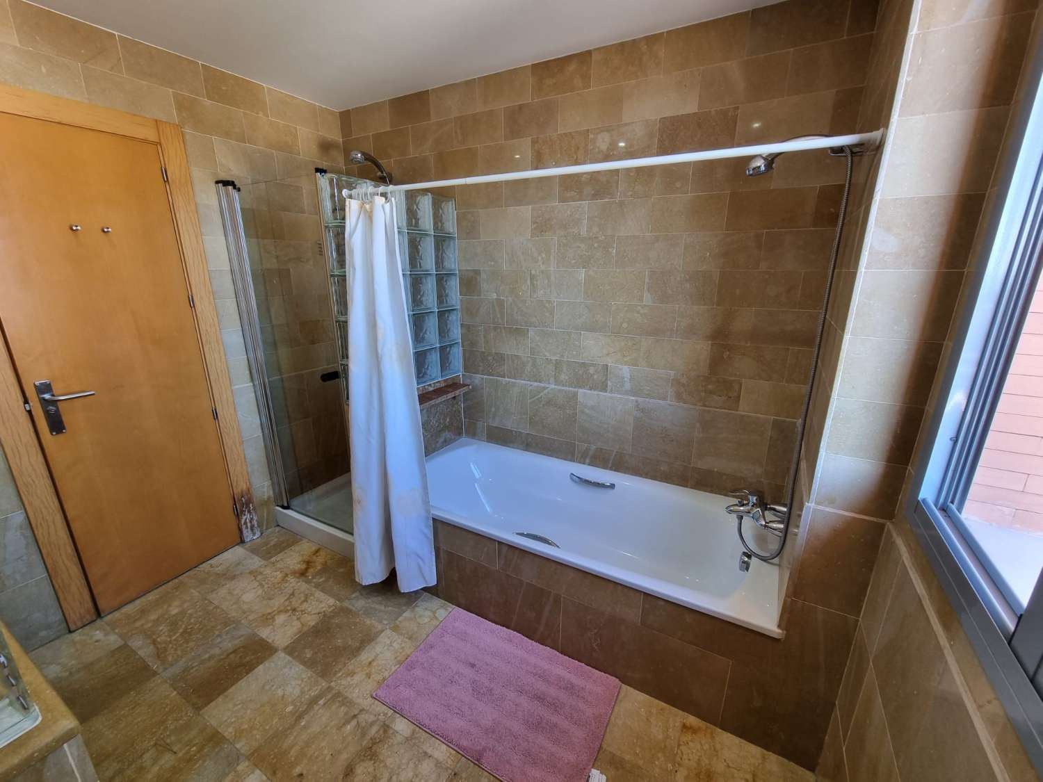 SE ALQUILA  DESDE 26/10/2026-31/05/2027 PRECIOSO ADOSADO EN ARROYO DE LA MIEL (BENALMADENA)