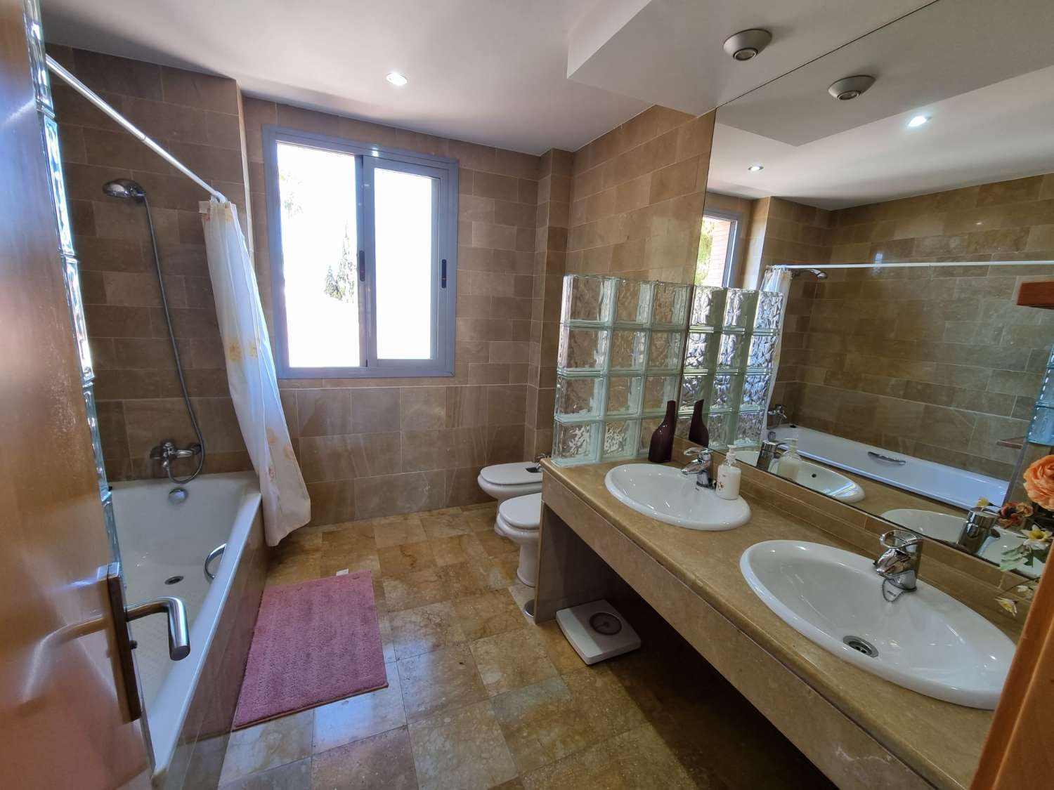 SE ALQUILA  DESDE 26/10/2026-31/05/2027 PRECIOSO ADOSADO EN ARROYO DE LA MIEL (BENALMADENA)