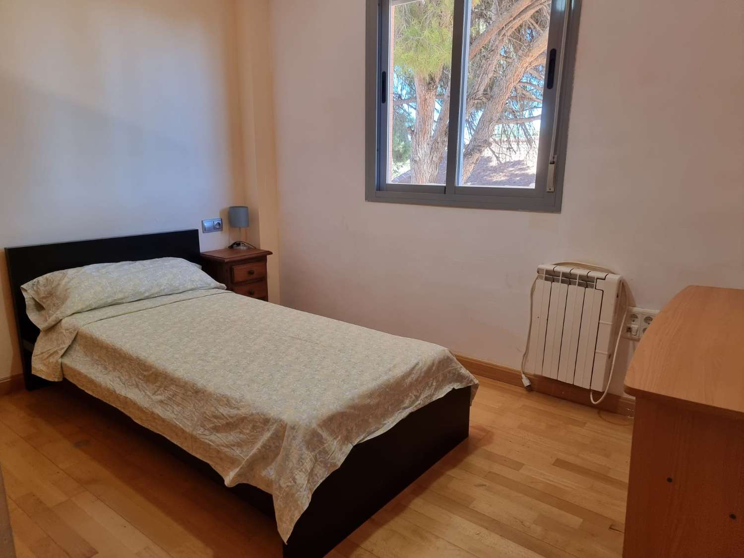 SE ALQUILA  DESDE 26/10/2026-31/05/2027 PRECIOSO ADOSADO EN ARROYO DE LA MIEL (BENALMADENA)