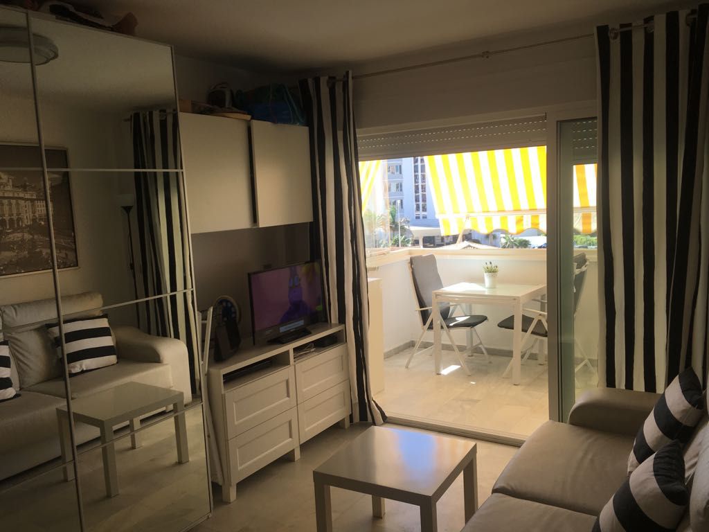 Se alquila hasta 12.6.26 y desde 01/09/2026 - 30/06/2027 bonito estudio con vistas al mar en zona la Carihuela