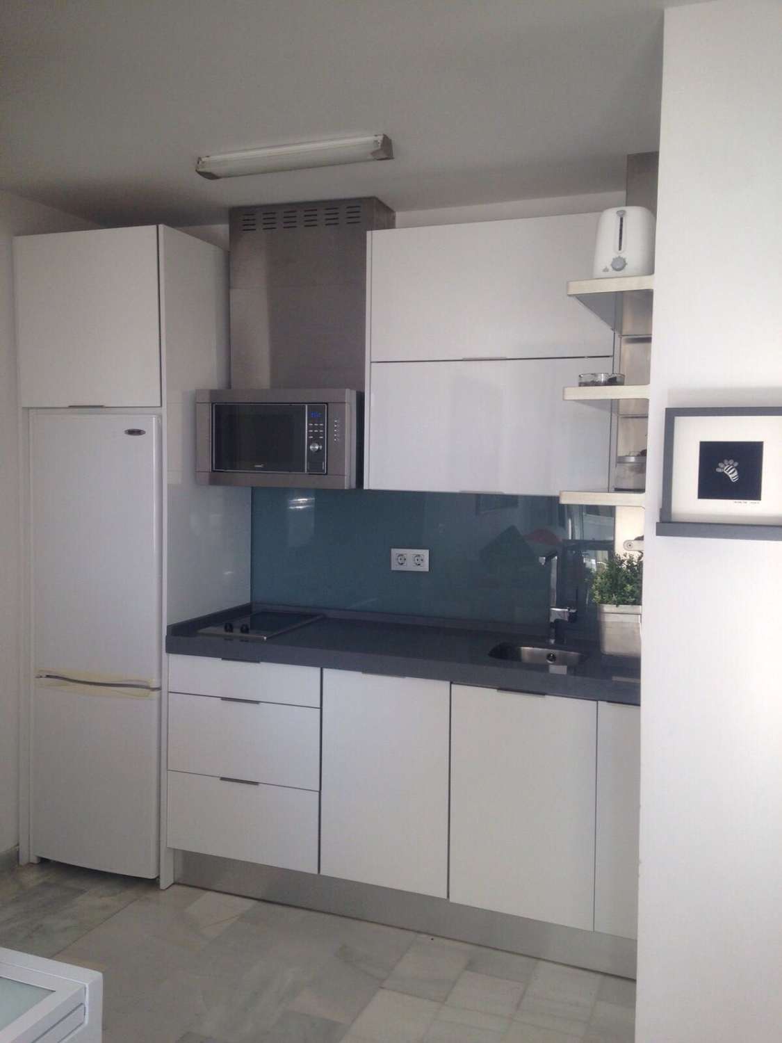 Se alquila hasta 12.6.26 y desde 01/09/2026 - 30/06/2027 bonito estudio con vistas al mar en zona la Carihuela