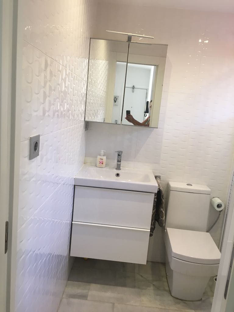 Se alquila hasta 12.6.26 y desde 01/09/2026 - 30/06/2027 bonito estudio con vistas al mar en zona la Carihuela