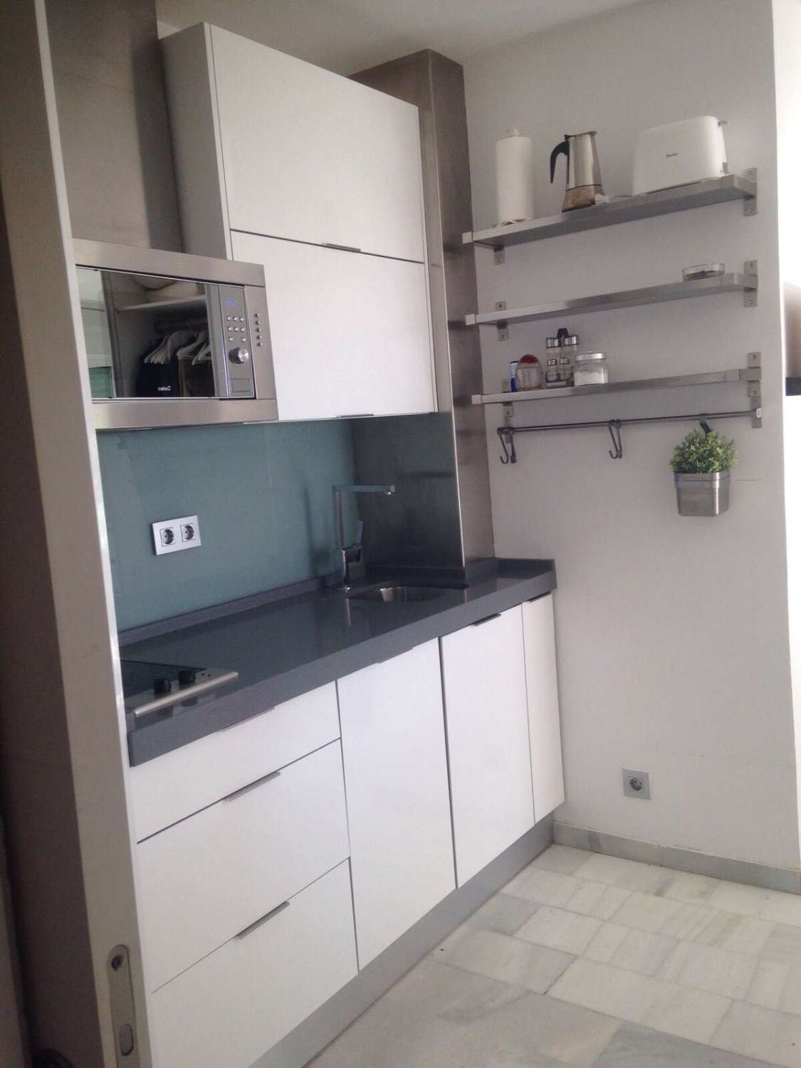 Se alquila hasta 12.6.26 y desde 01/09/2026 - 30/06/2027 bonito estudio con vistas al mar en zona la Carihuela