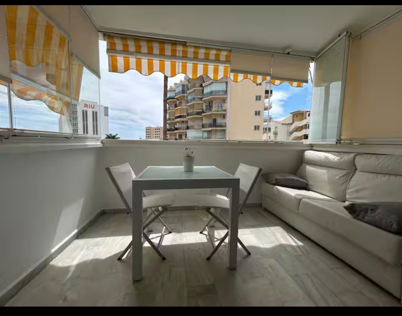 Se alquila desde 01/09/2026 - 30/06/2027 bonito estudio con vistas al mar en zona la Carihuela